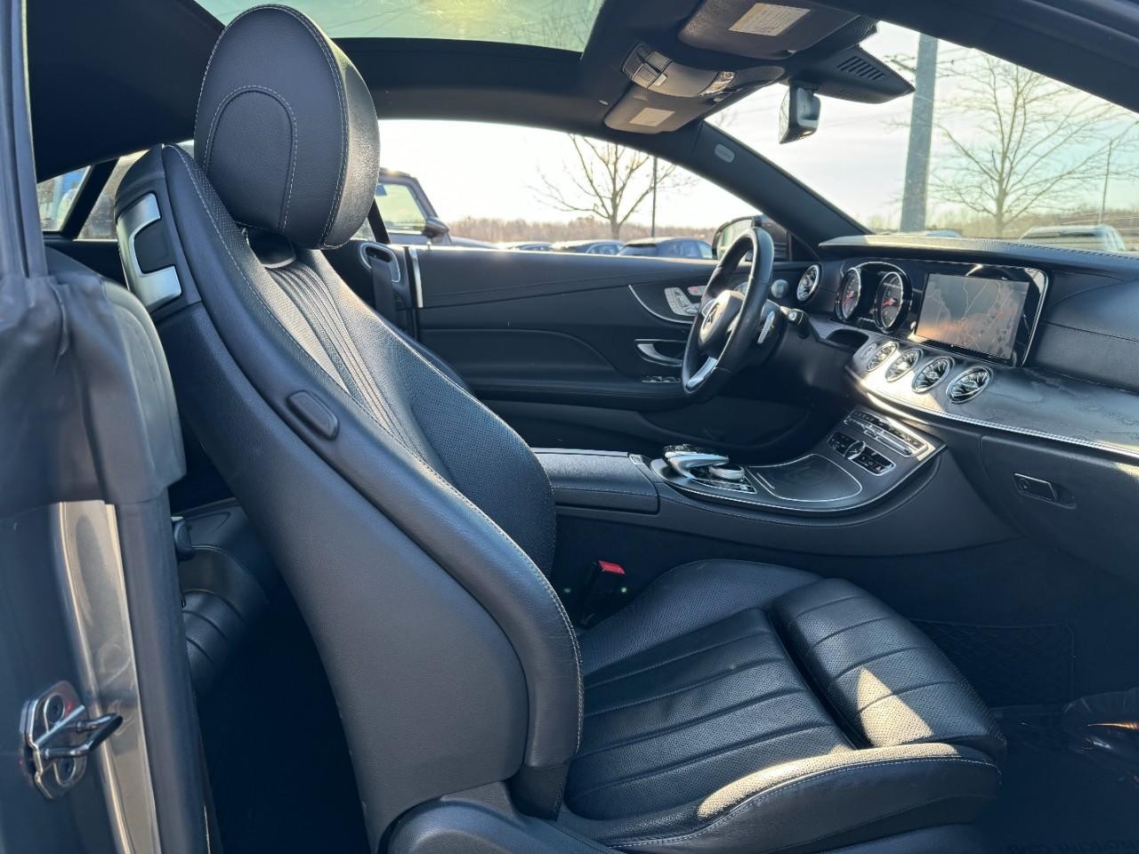 Mercedes-Benz E-Class Vehicle Full-screen Gallery Image 18