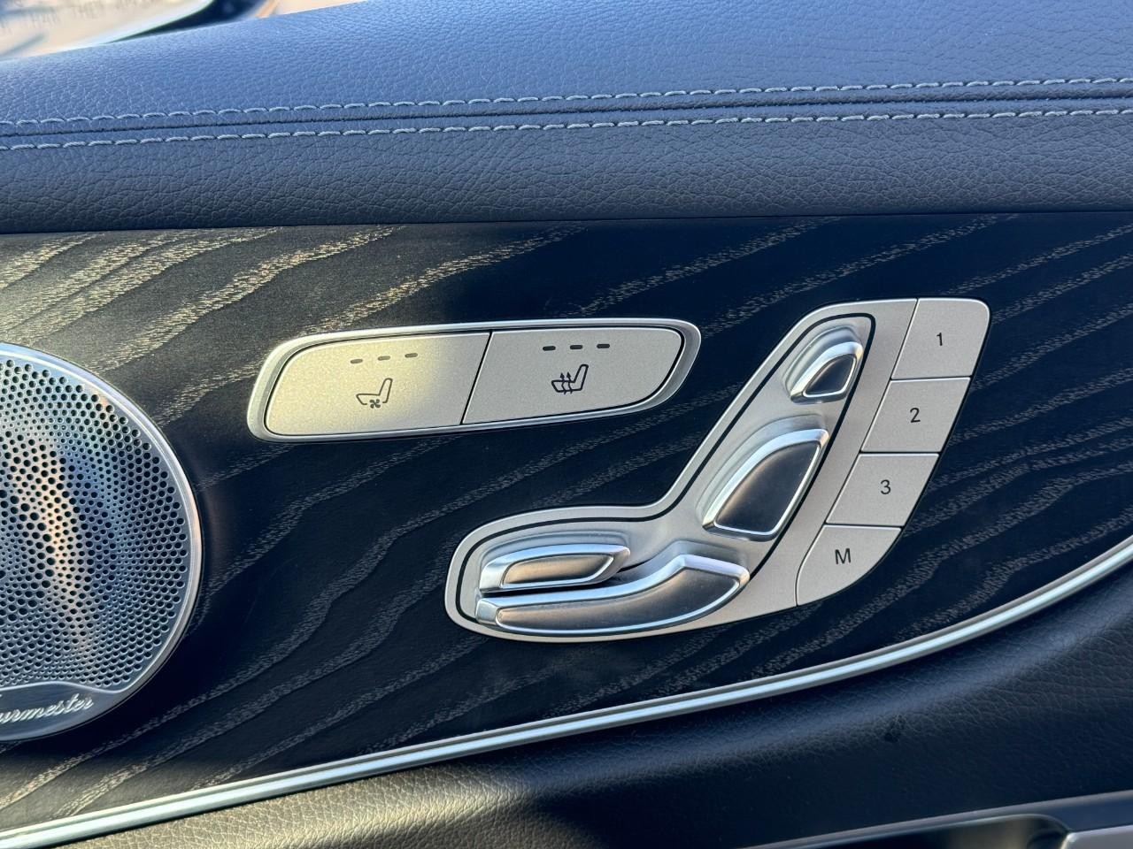 Mercedes-Benz E-Class Vehicle Full-screen Gallery Image 19