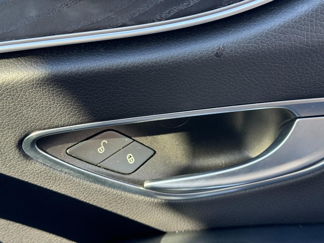 Mercedes-Benz E-Class Vehicle Full-screen Gallery Image 20