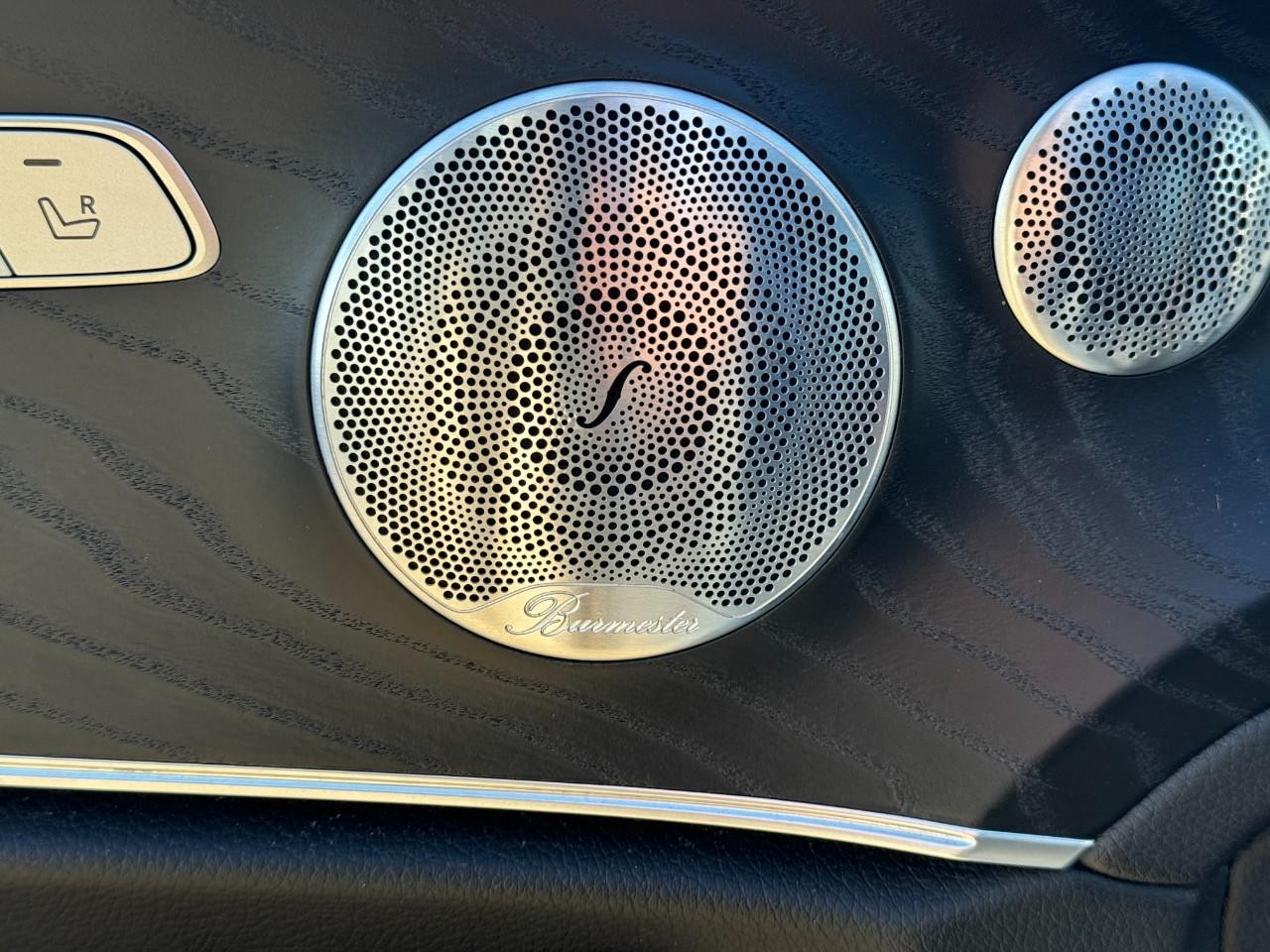 Mercedes-Benz E-Class Vehicle Full-screen Gallery Image 22