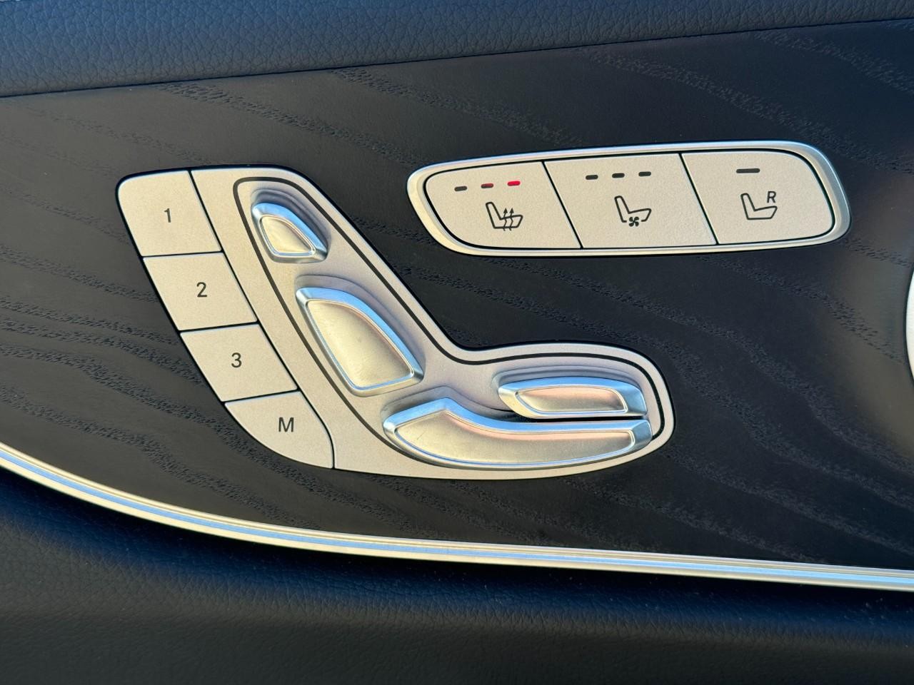 Mercedes-Benz E-Class Vehicle Full-screen Gallery Image 23