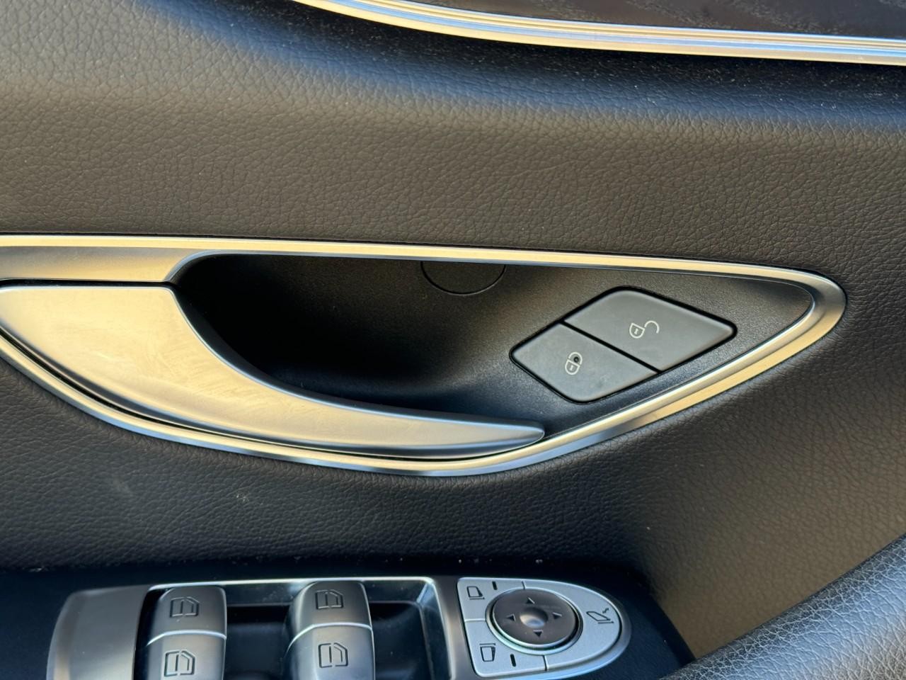 Mercedes-Benz E-Class Vehicle Full-screen Gallery Image 24