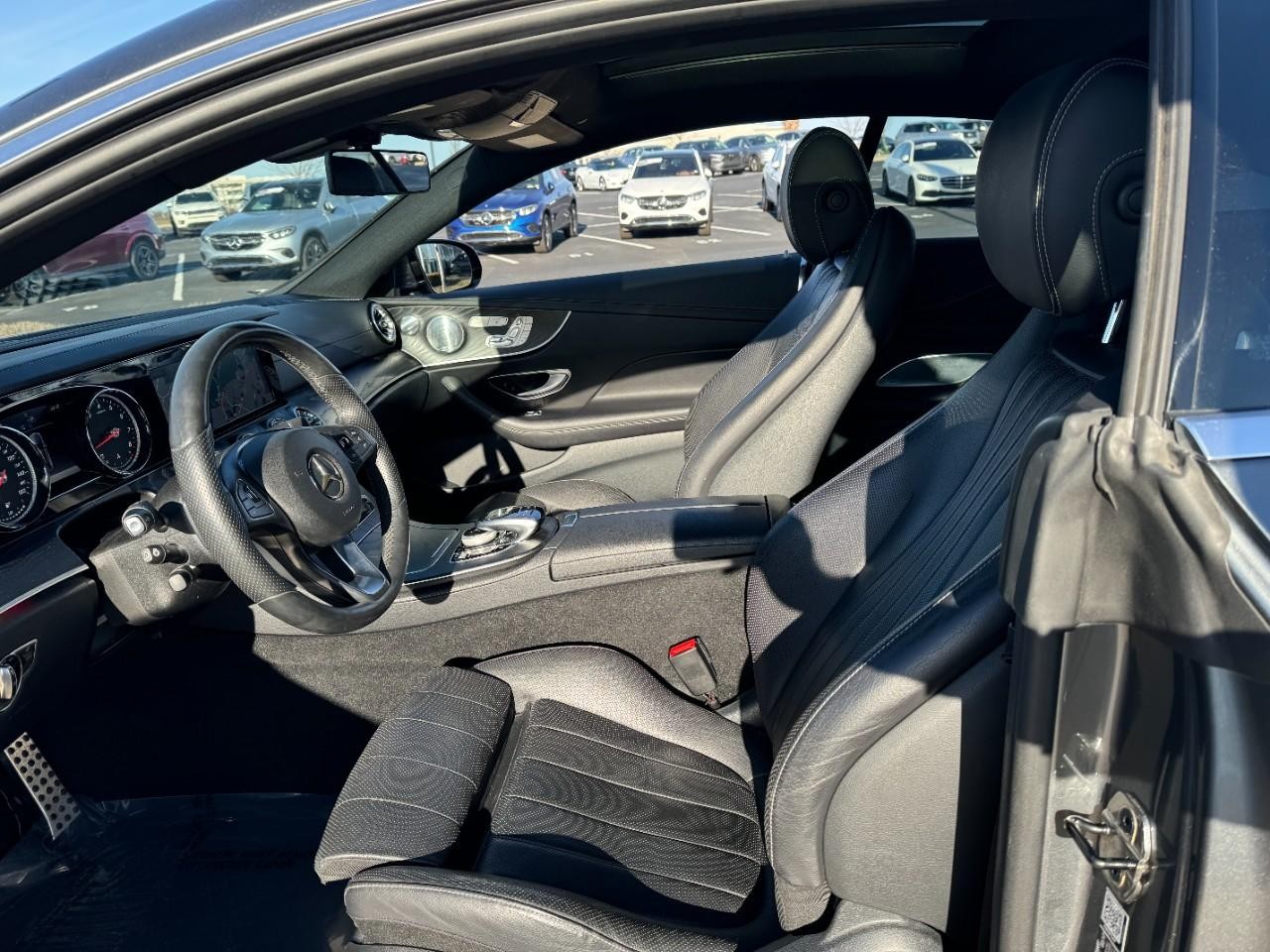 Mercedes-Benz E-Class Vehicle Full-screen Gallery Image 27