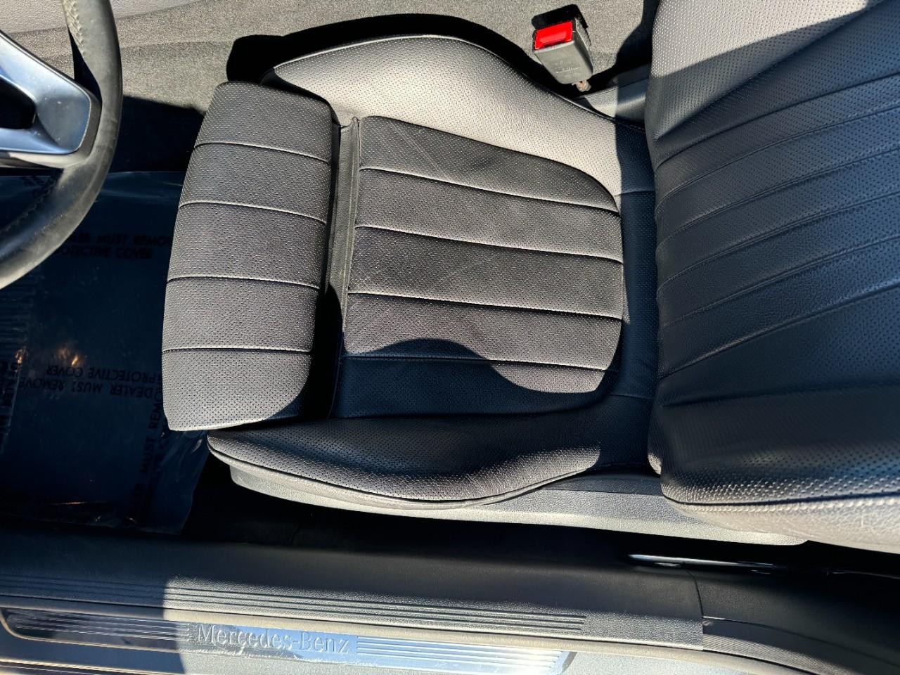 Mercedes-Benz E-Class Vehicle Full-screen Gallery Image 28