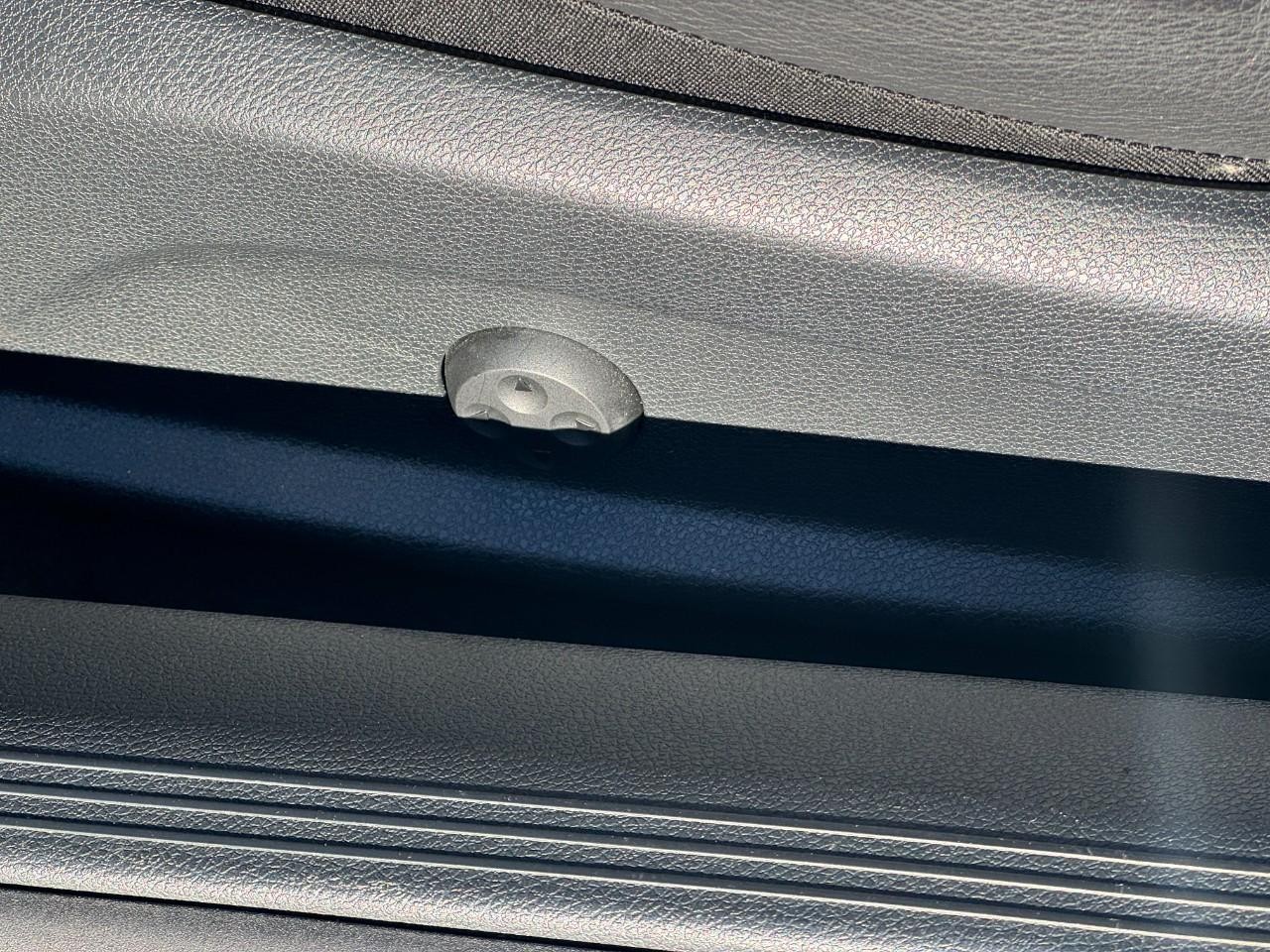 Mercedes-Benz E-Class Vehicle Full-screen Gallery Image 29