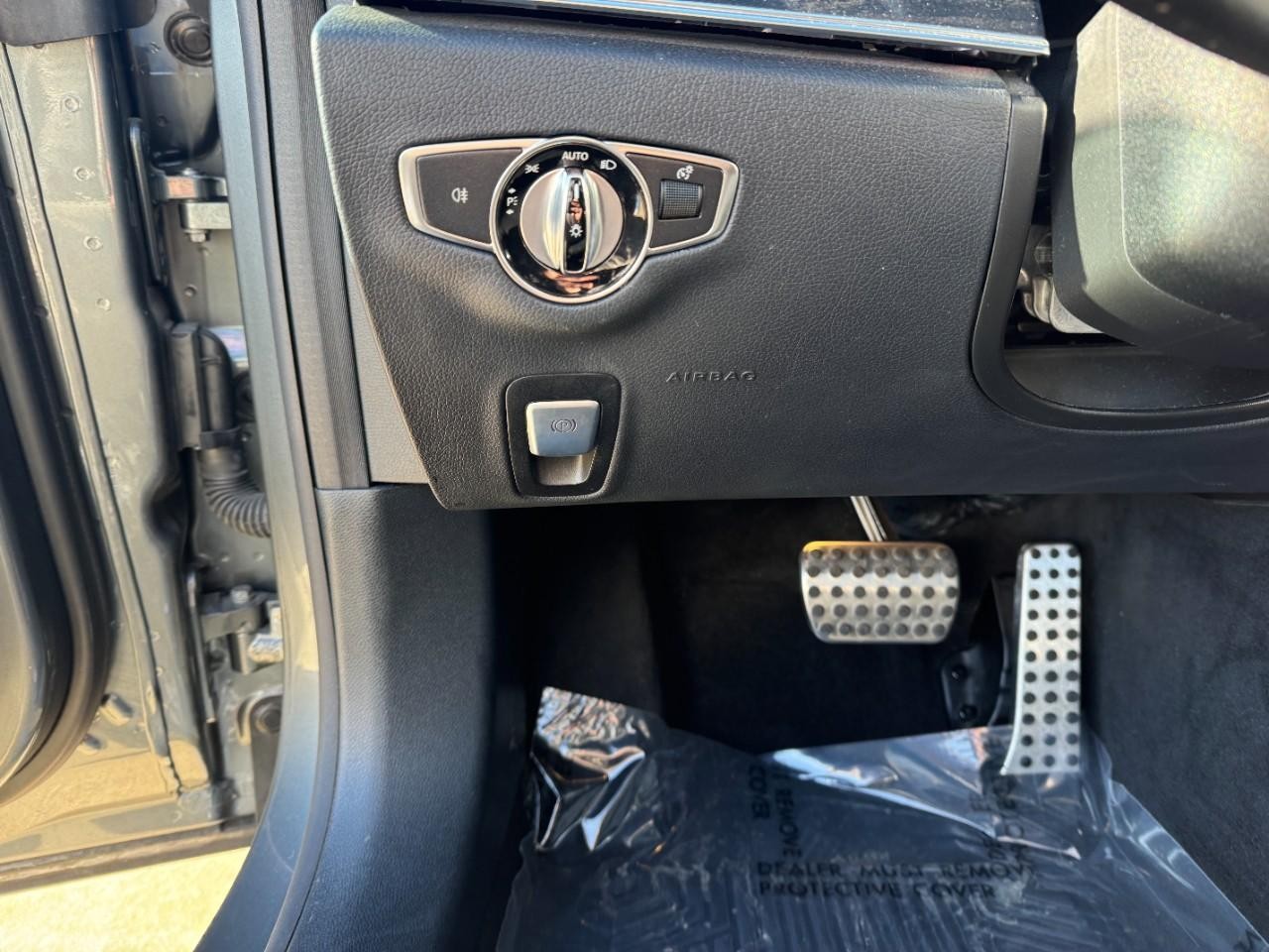 Mercedes-Benz E-Class Vehicle Full-screen Gallery Image 30