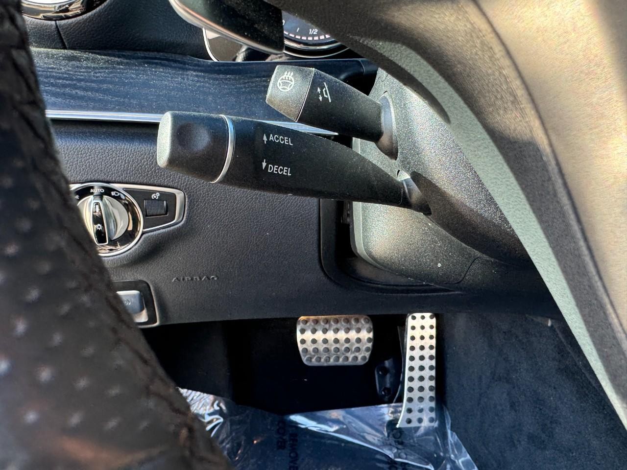 Mercedes-Benz E-Class Vehicle Full-screen Gallery Image 31