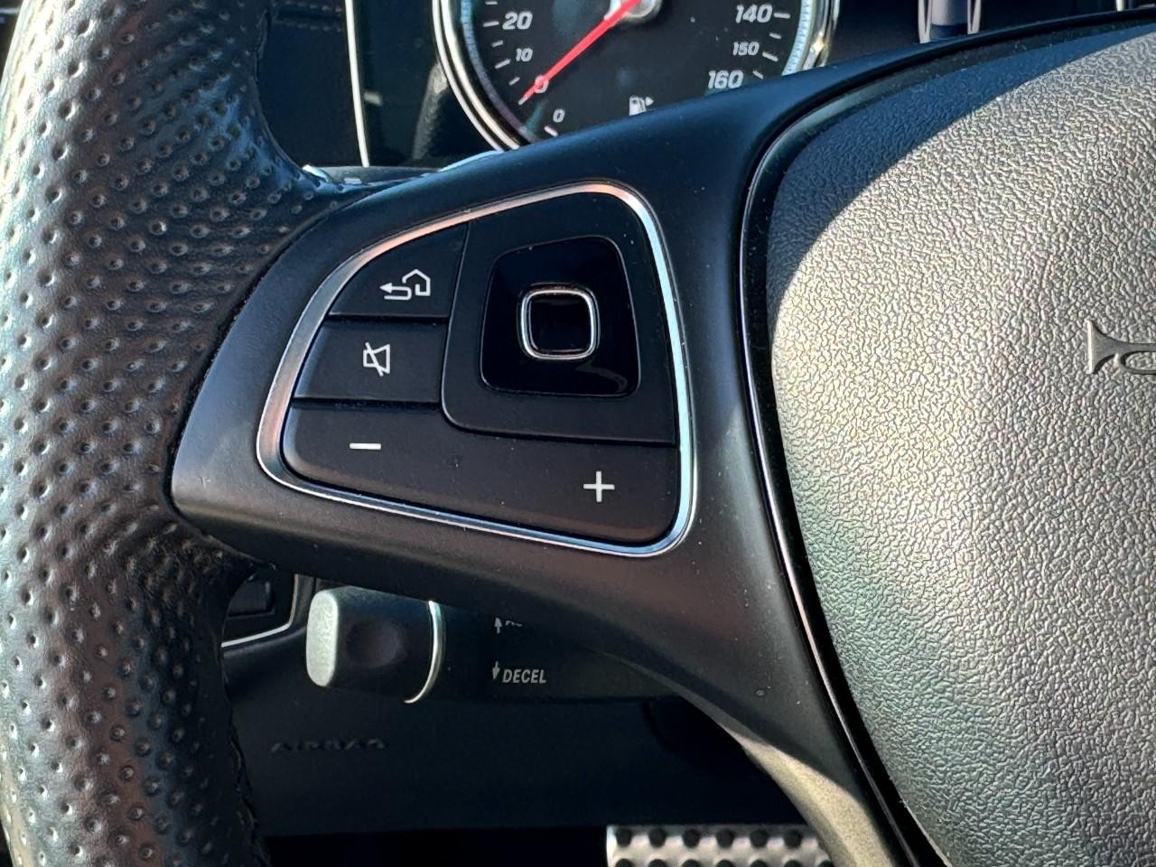 Mercedes-Benz E-Class Vehicle Full-screen Gallery Image 32