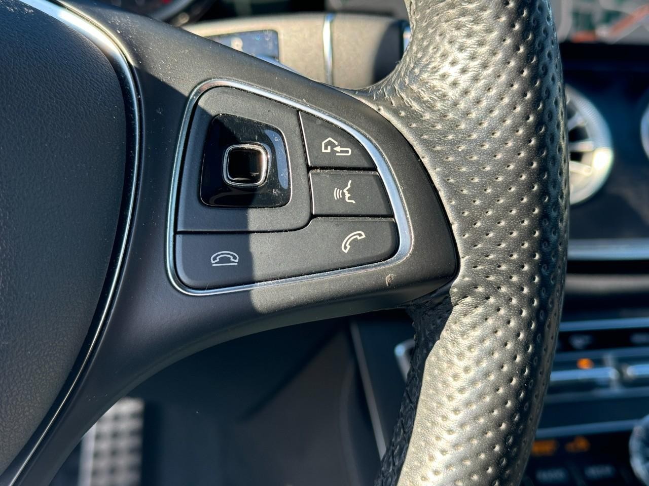 Mercedes-Benz E-Class Vehicle Full-screen Gallery Image 33