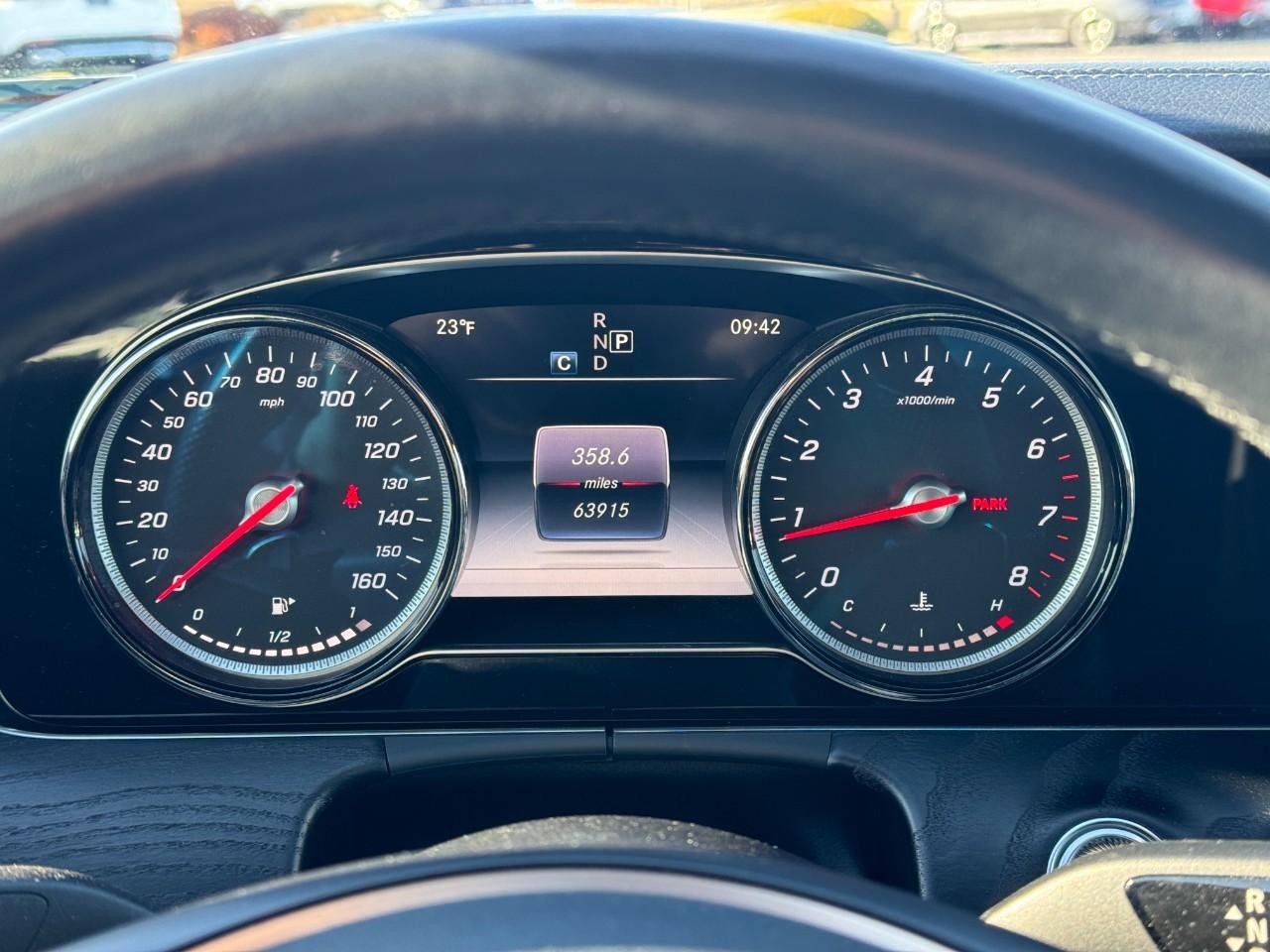 Mercedes-Benz E-Class Vehicle Full-screen Gallery Image 34