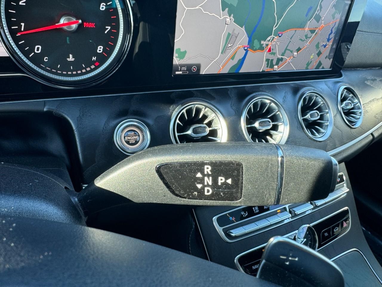 Mercedes-Benz E-Class Vehicle Full-screen Gallery Image 35