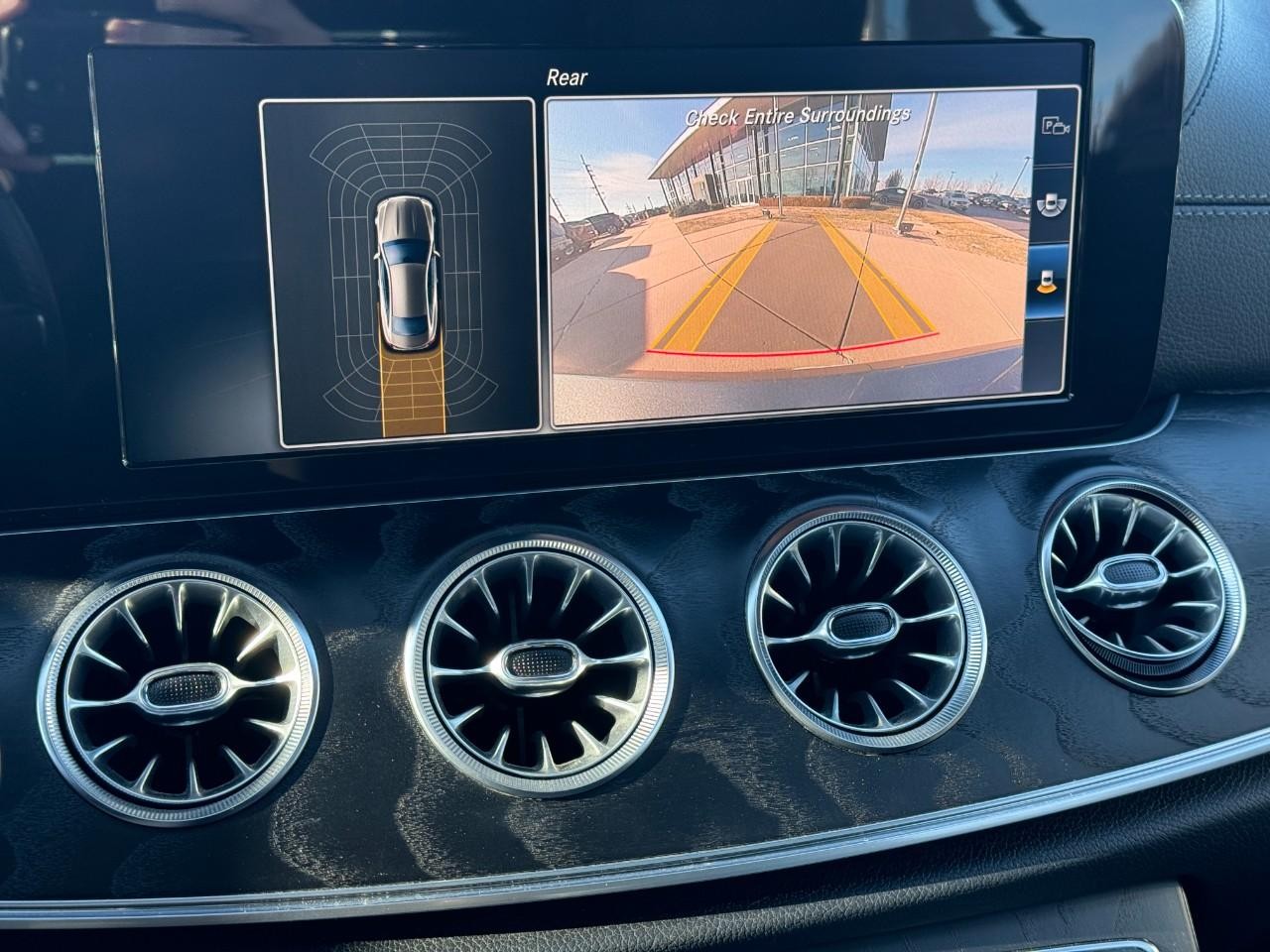 Mercedes-Benz E-Class Vehicle Full-screen Gallery Image 36