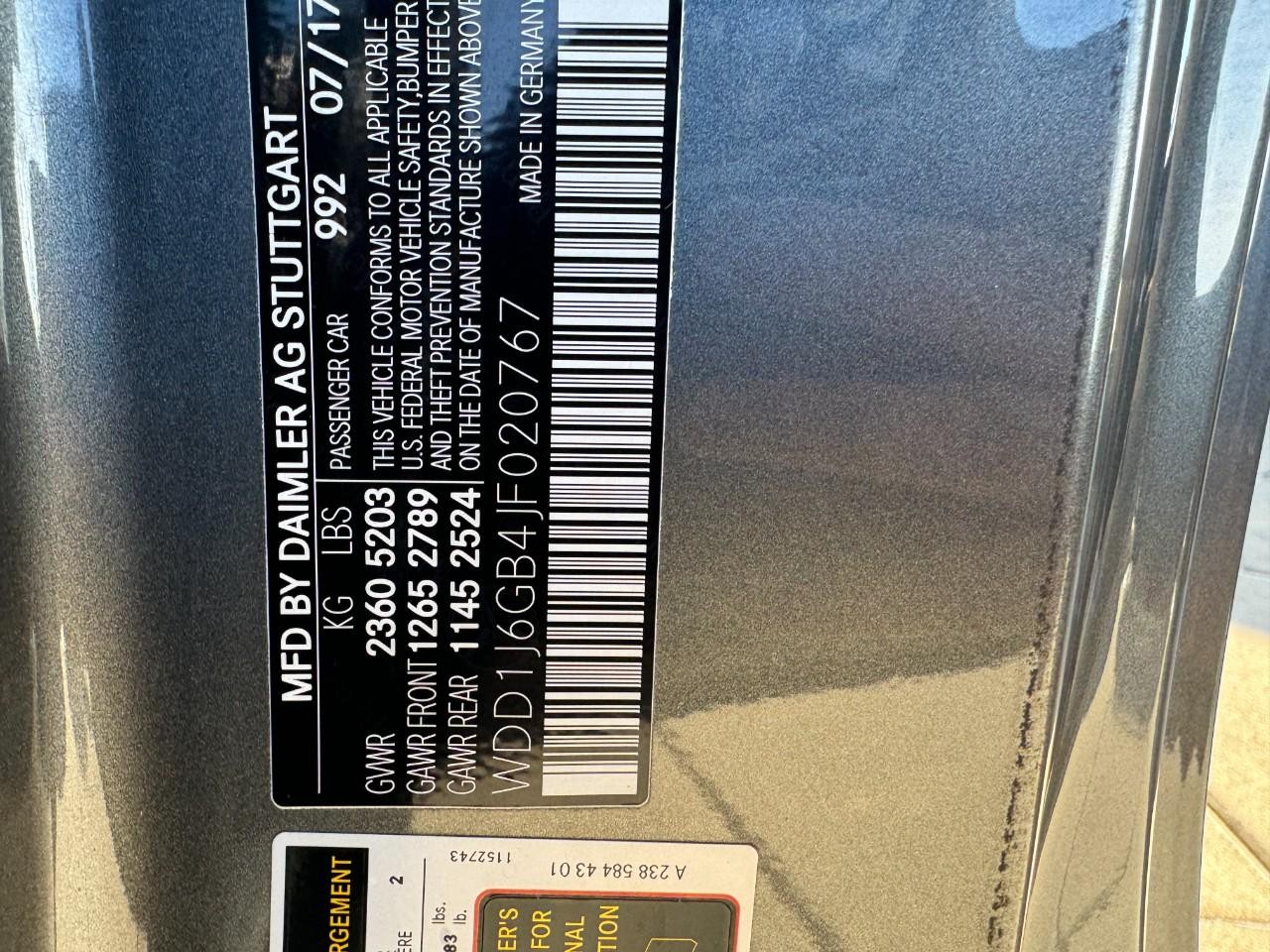 Mercedes-Benz E-Class Vehicle Full-screen Gallery Image 37