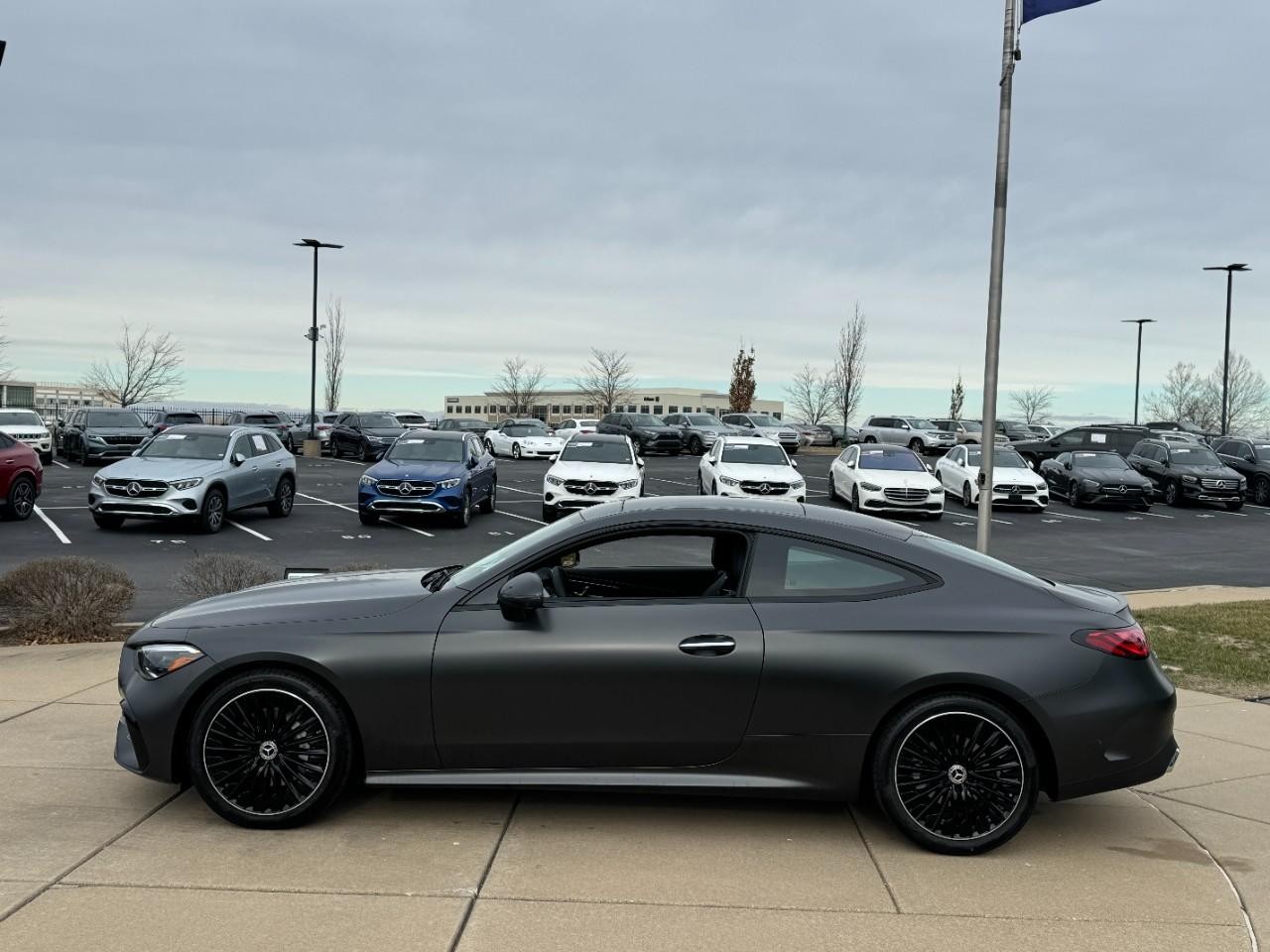 Mercedes-Benz CLE Vehicle Full-screen Gallery Image 2