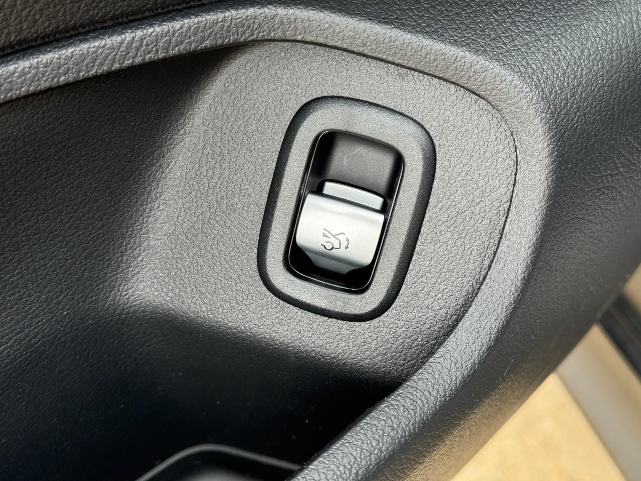 Mercedes-Benz CLE Vehicle Full-screen Gallery Image 26