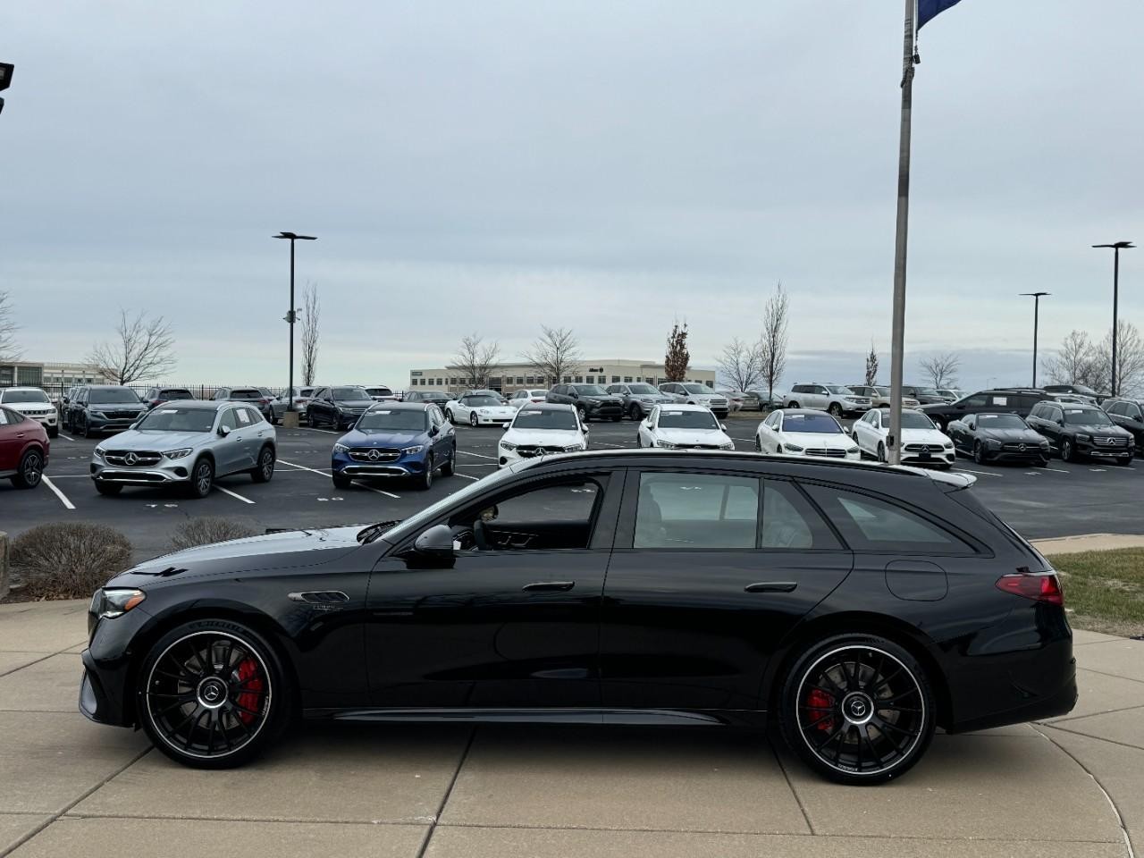 Mercedes-Benz E-Class Vehicle Full-screen Gallery Image 2