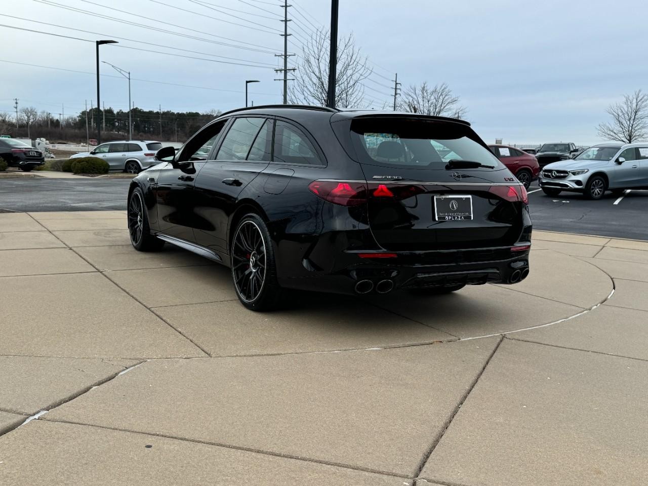 Mercedes-Benz E-Class Vehicle Full-screen Gallery Image 3