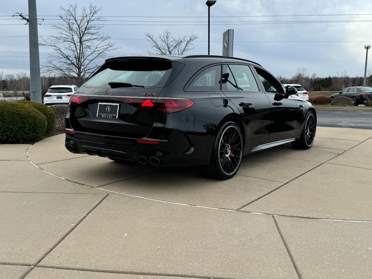 Mercedes-Benz E-Class Vehicle Full-screen Gallery Image 4