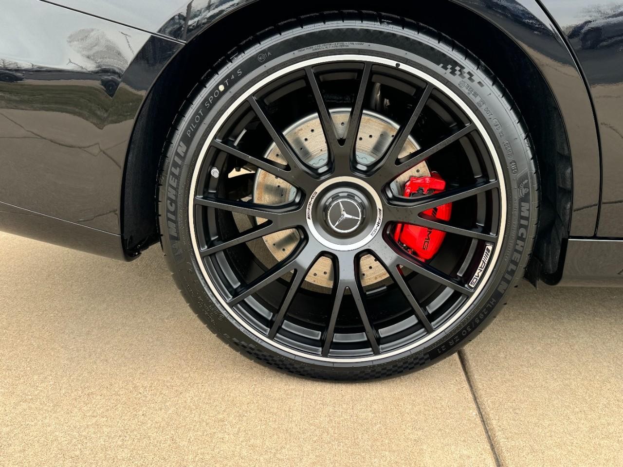 Mercedes-Benz E-Class Vehicle Full-screen Gallery Image 5