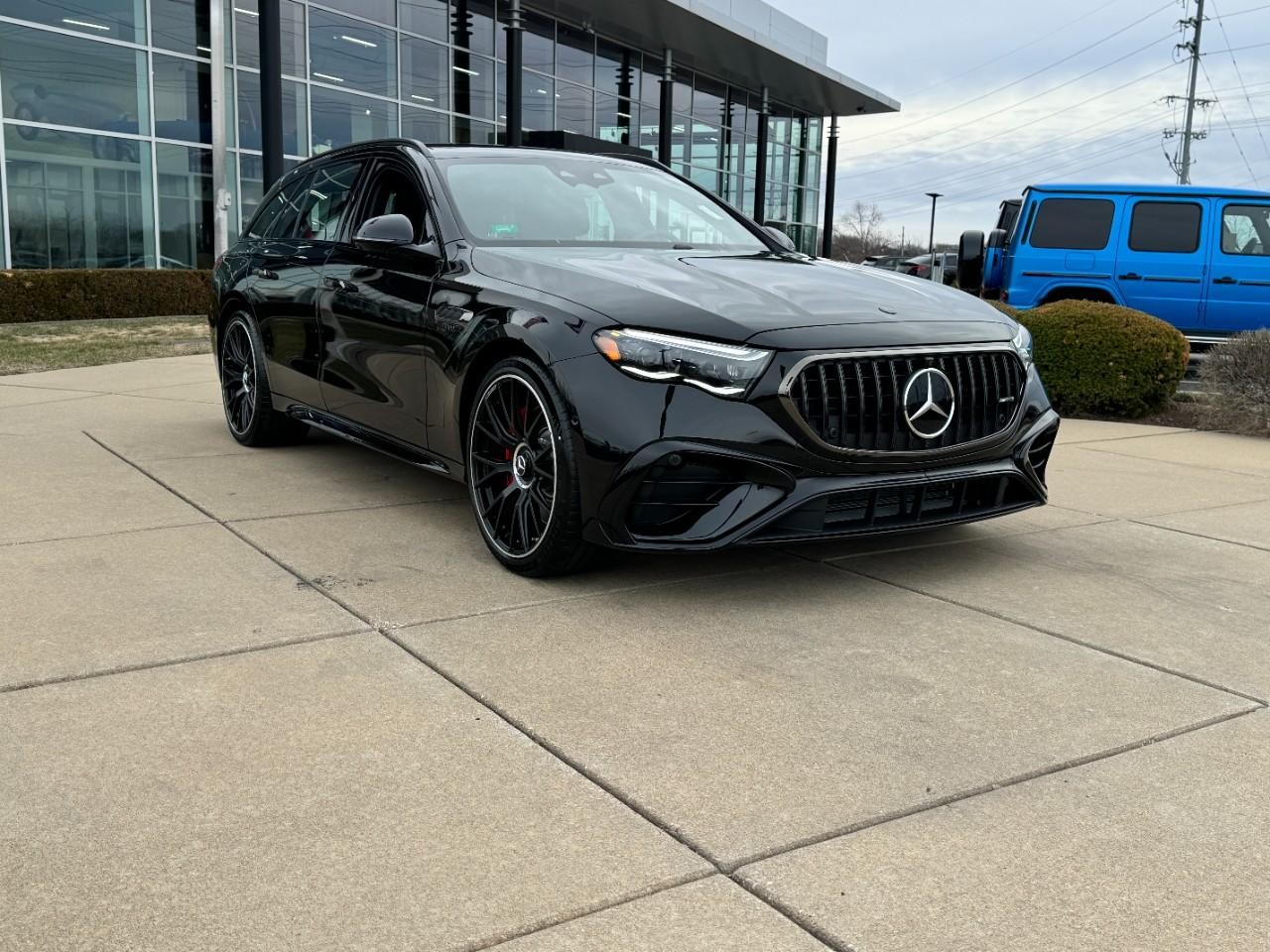 Mercedes-Benz E-Class Vehicle Full-screen Gallery Image 6