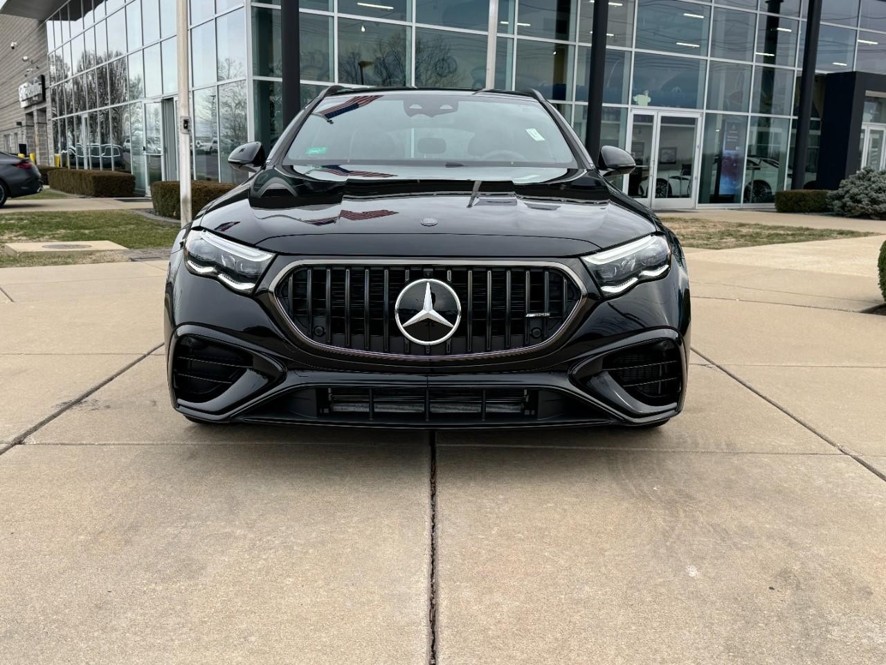 Mercedes-Benz E-Class Vehicle Full-screen Gallery Image 7