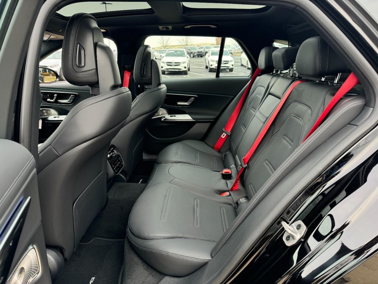 Mercedes-Benz E-Class Vehicle Full-screen Gallery Image 8