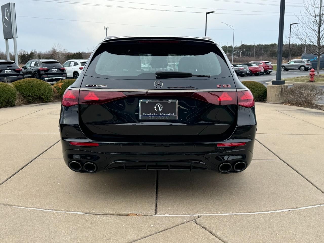 Mercedes-Benz E-Class Vehicle Full-screen Gallery Image 9