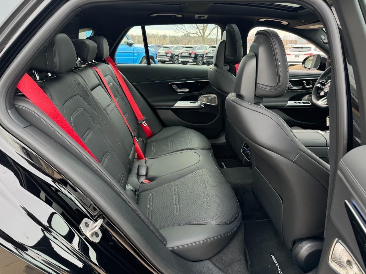 Mercedes-Benz E-Class Vehicle Full-screen Gallery Image 10