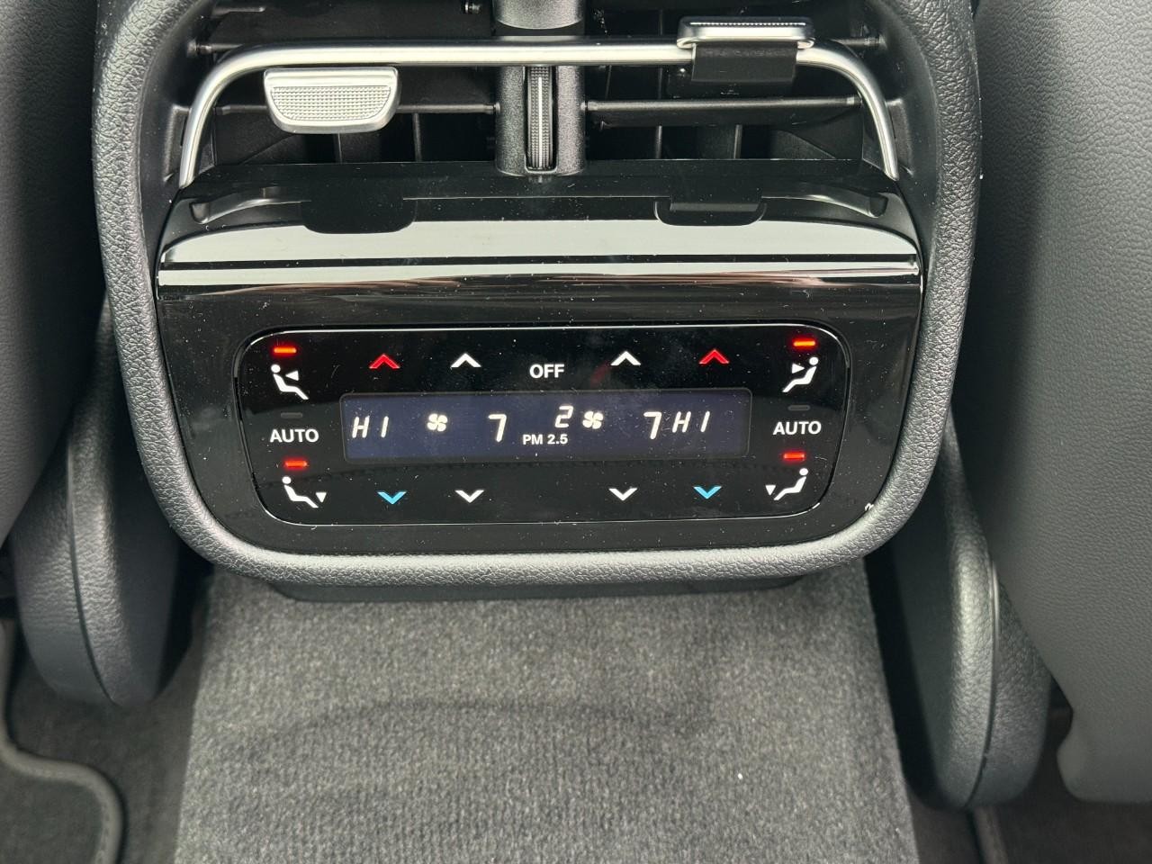 Mercedes-Benz E-Class Vehicle Full-screen Gallery Image 11