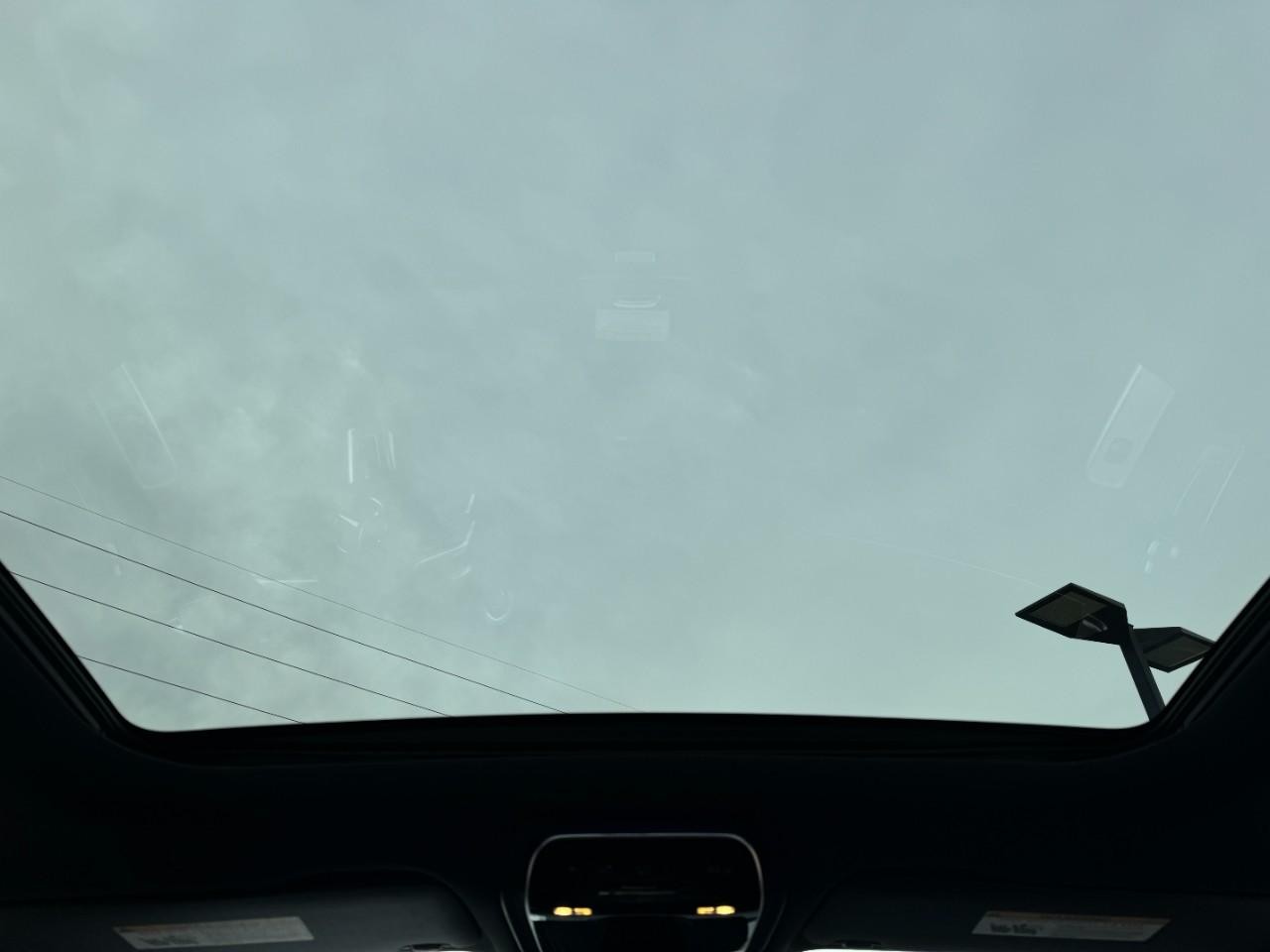 Mercedes-Benz E-Class Vehicle Full-screen Gallery Image 12