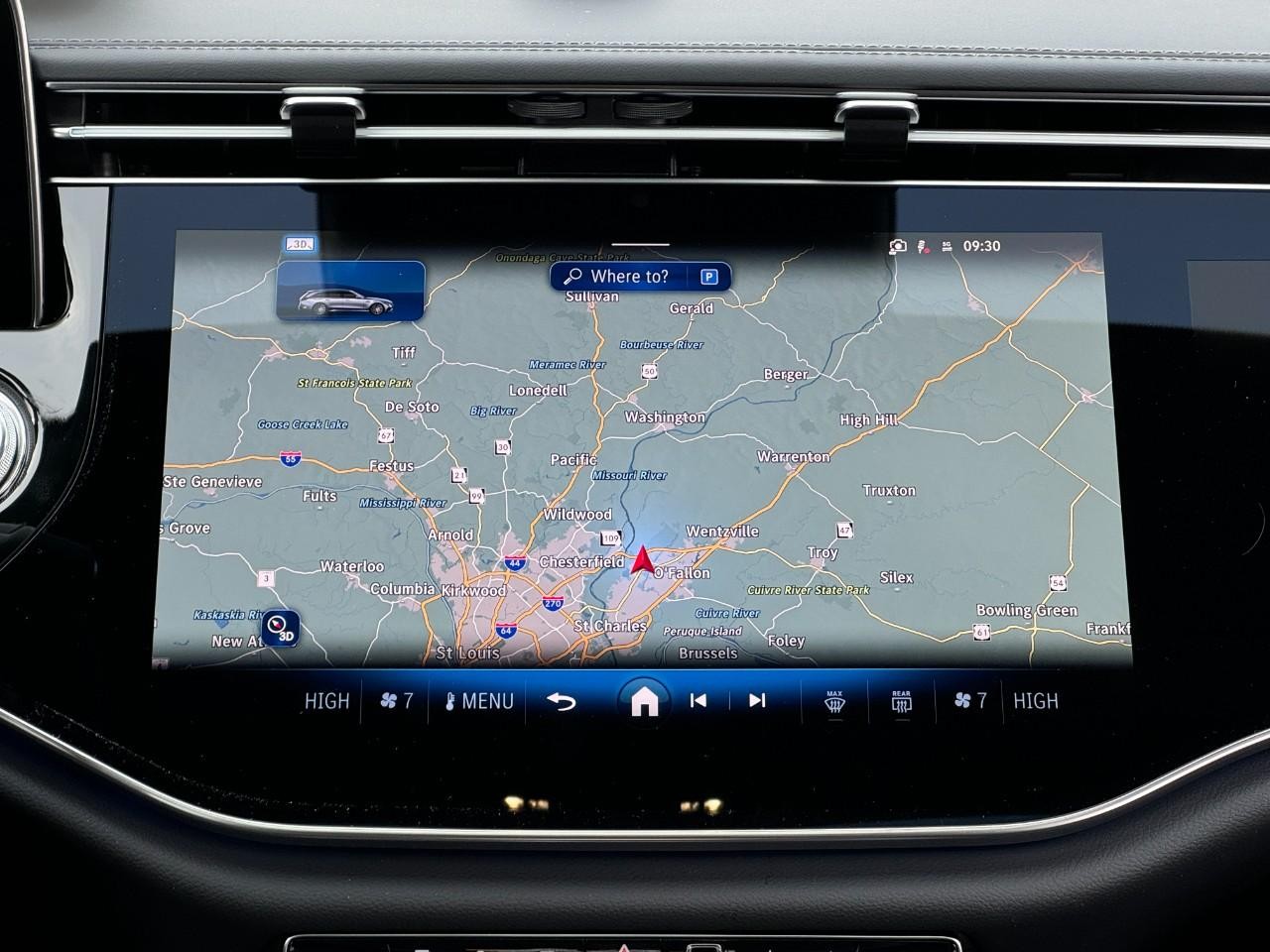 Mercedes-Benz E-Class Vehicle Full-screen Gallery Image 15