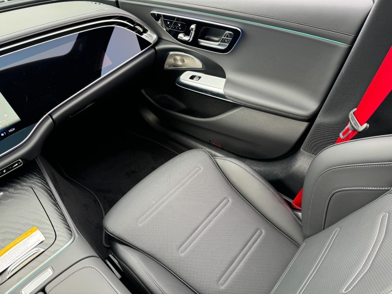 Mercedes-Benz E-Class Vehicle Full-screen Gallery Image 16