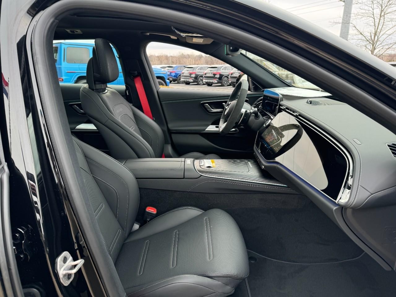 Mercedes-Benz E-Class Vehicle Full-screen Gallery Image 17