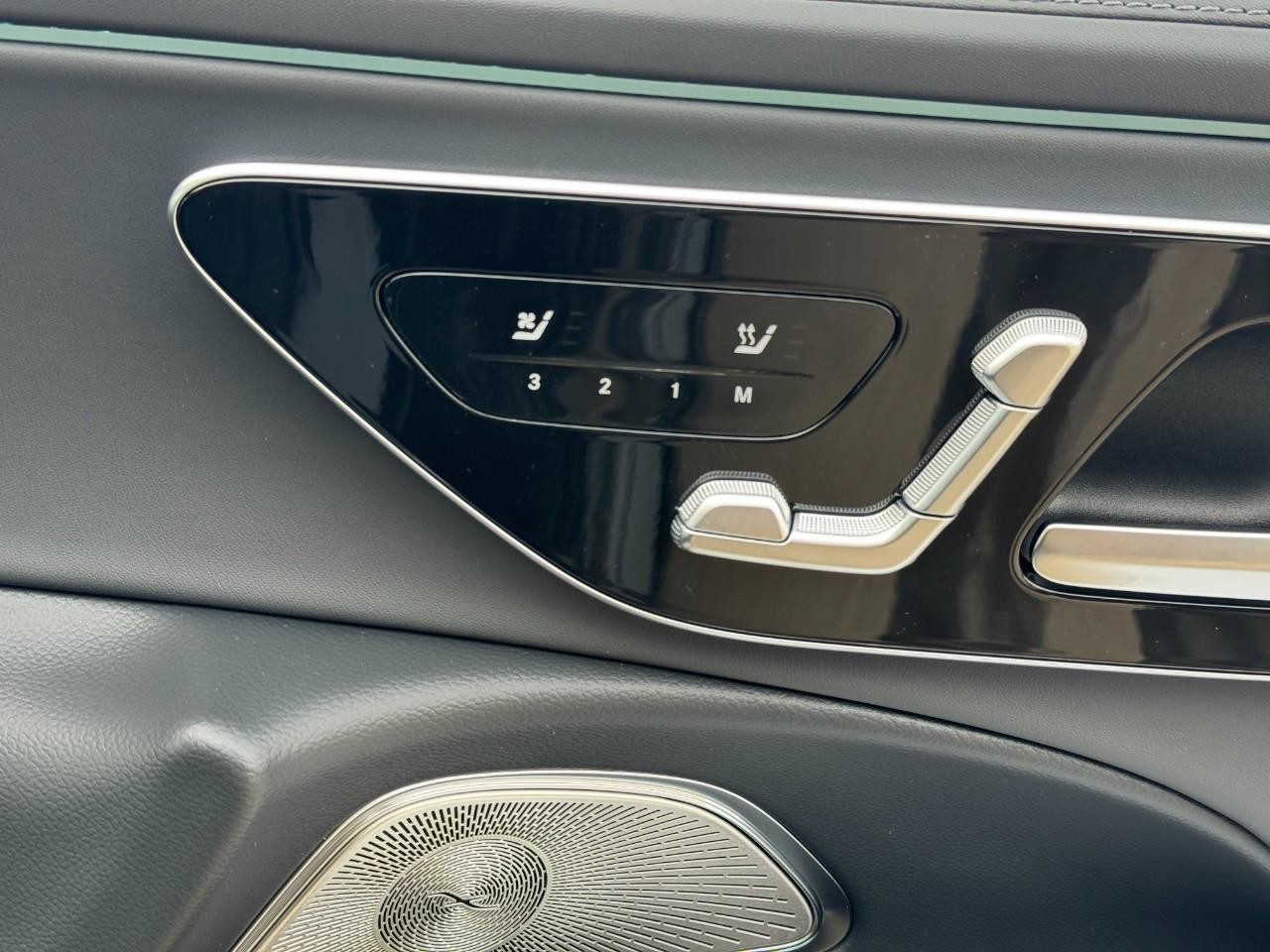 Mercedes-Benz E-Class Vehicle Full-screen Gallery Image 20