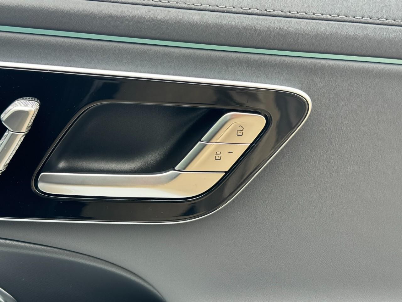 Mercedes-Benz E-Class Vehicle Full-screen Gallery Image 21