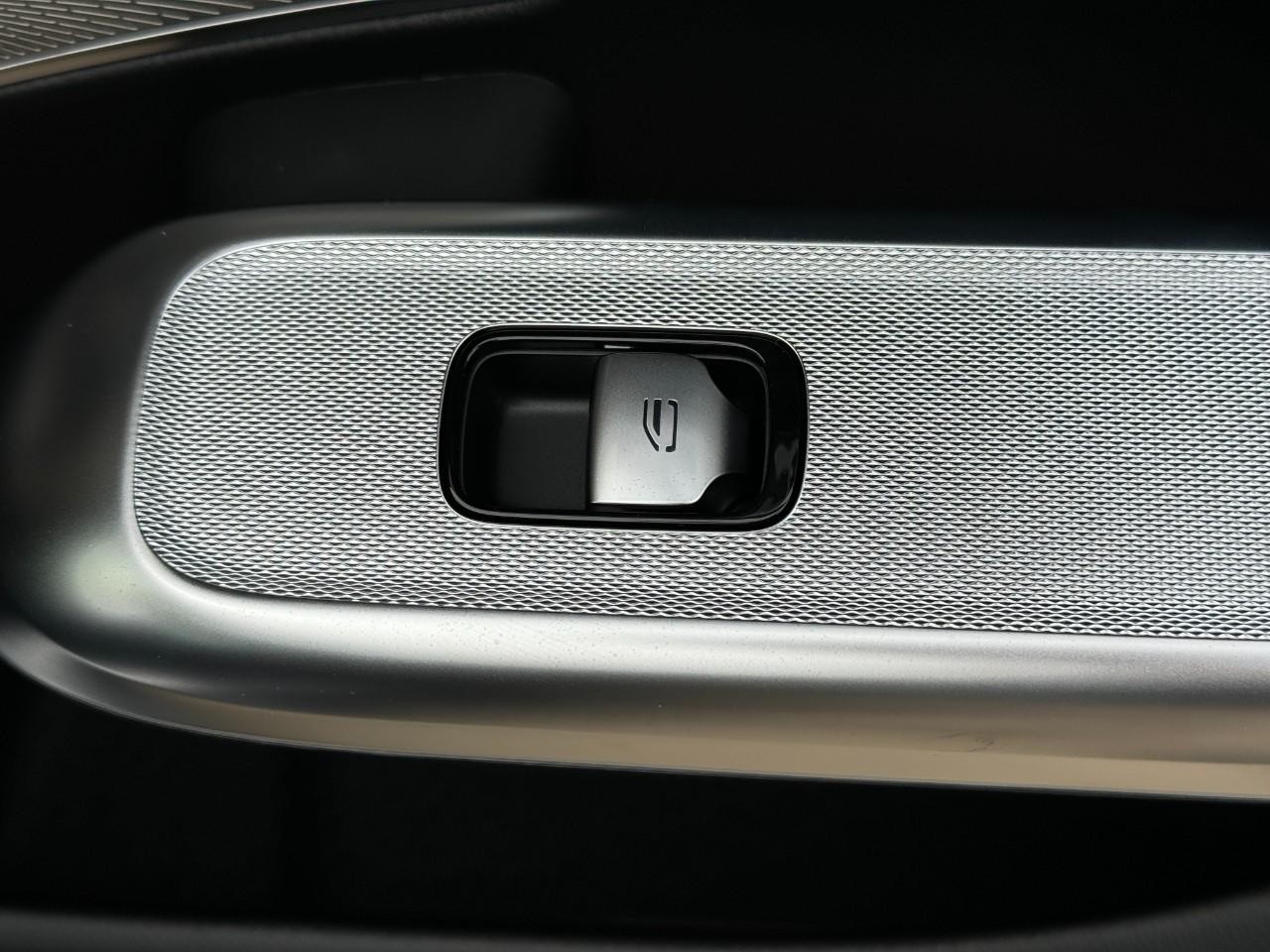 Mercedes-Benz E-Class Vehicle Full-screen Gallery Image 22