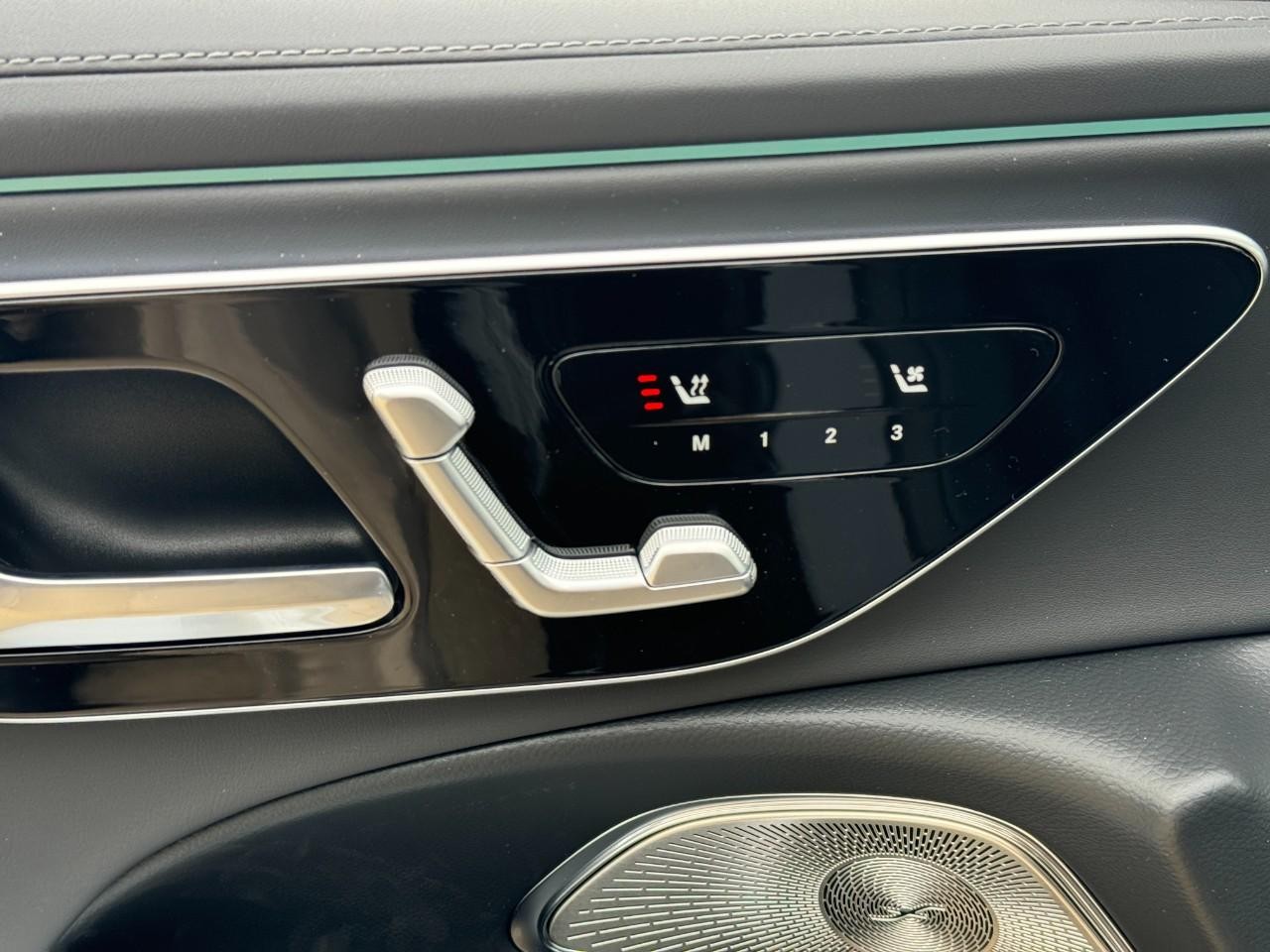 Mercedes-Benz E-Class Vehicle Full-screen Gallery Image 23