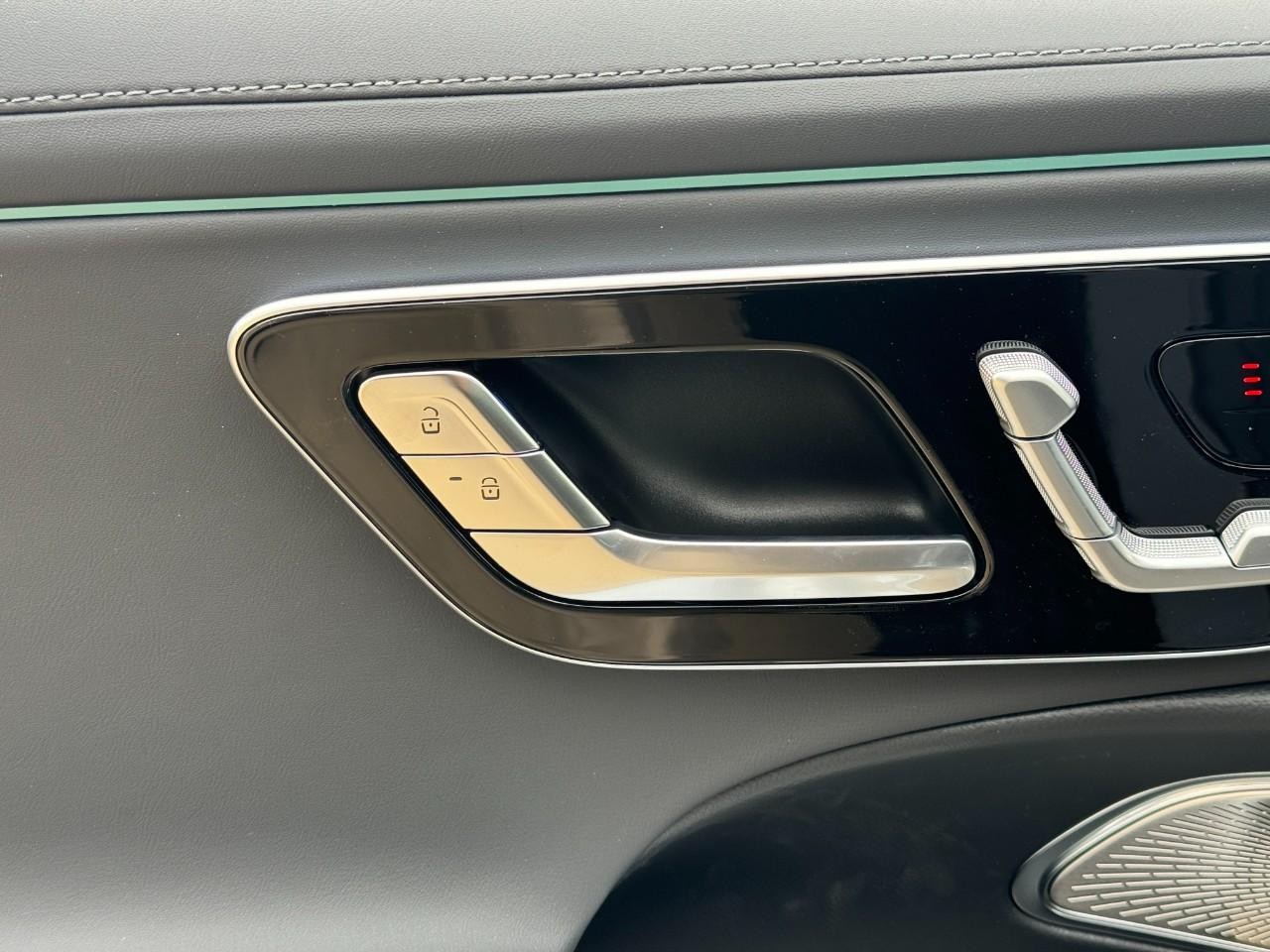 Mercedes-Benz E-Class Vehicle Full-screen Gallery Image 24