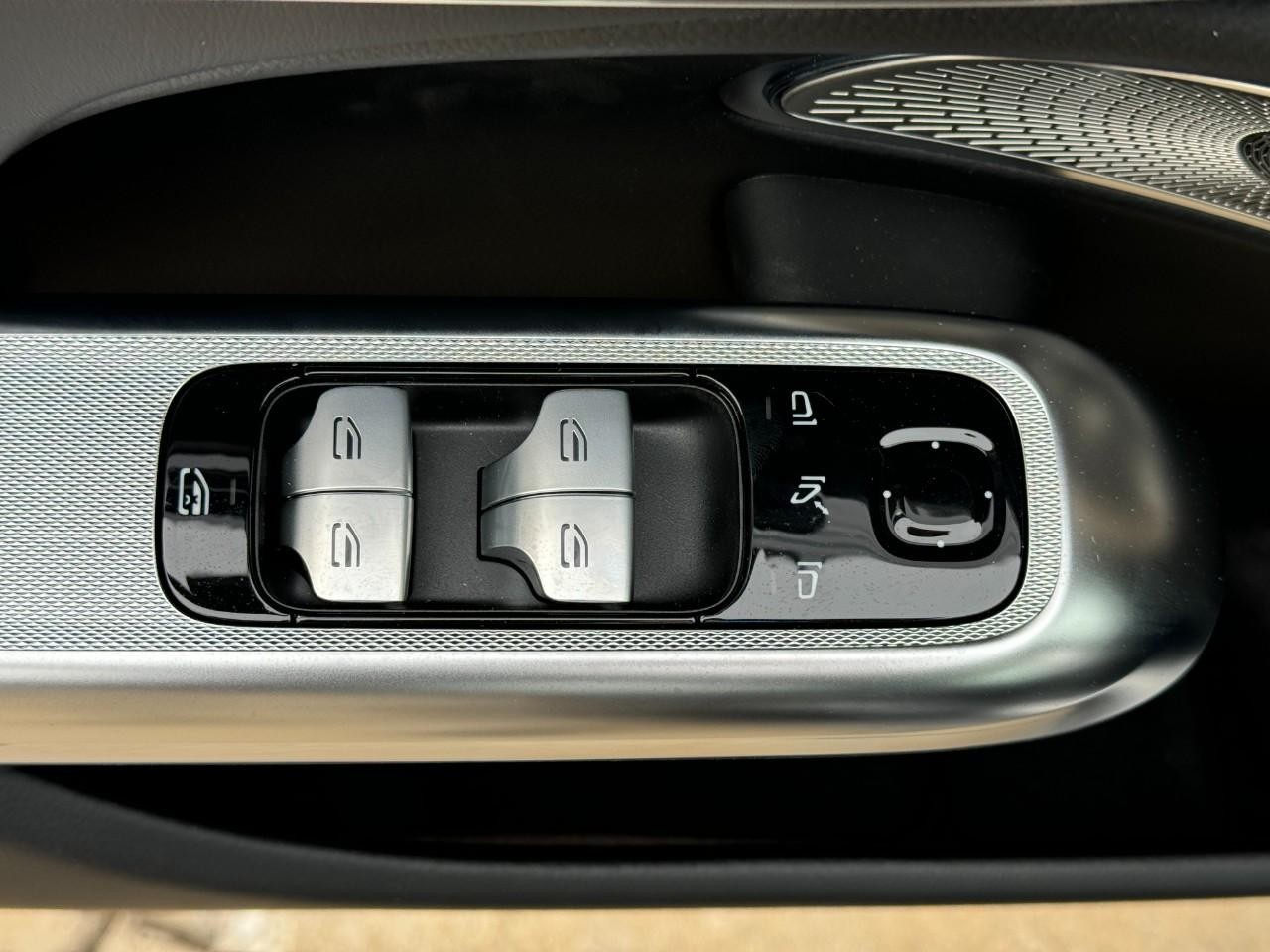 Mercedes-Benz E-Class Vehicle Full-screen Gallery Image 25