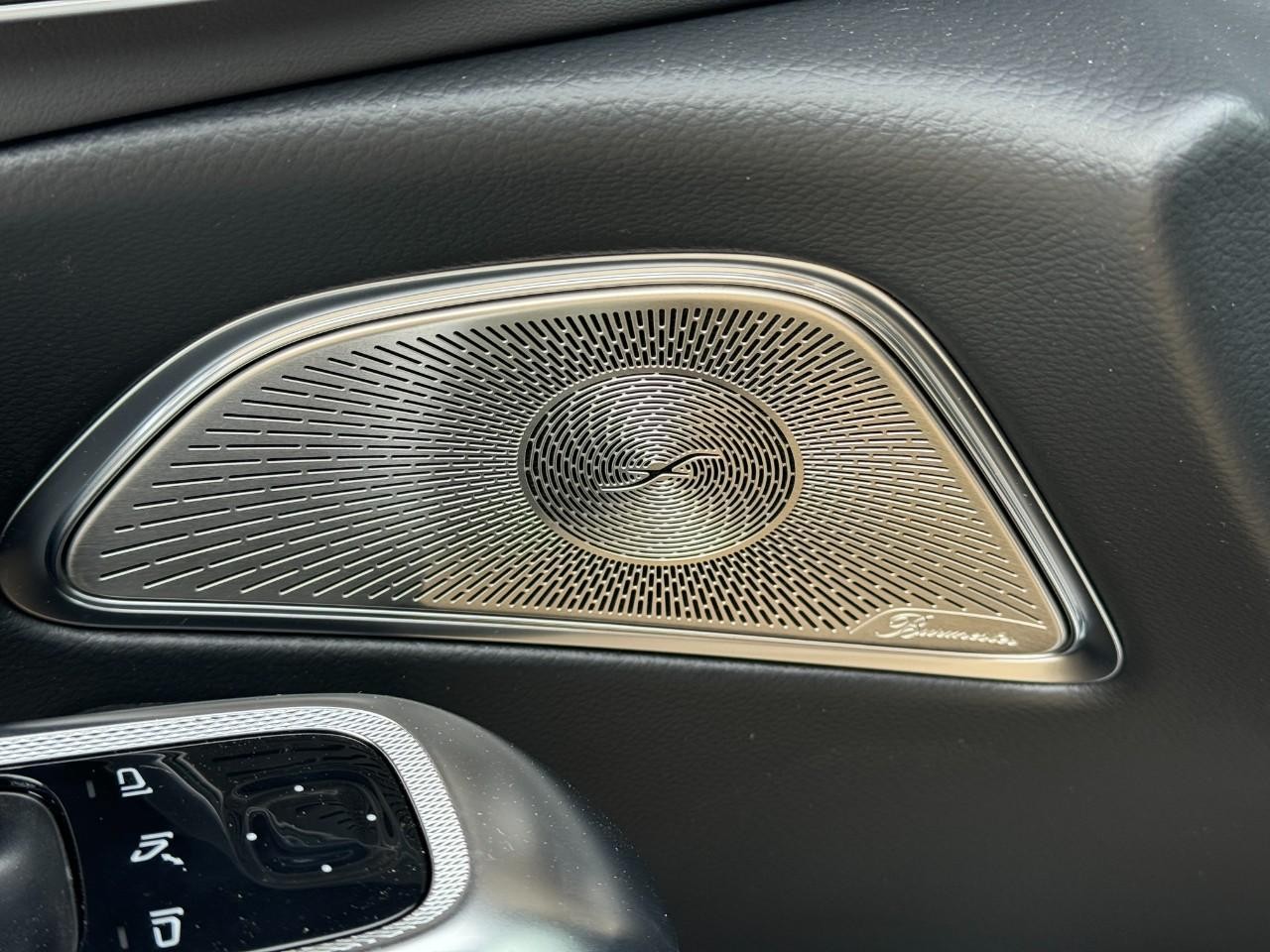 Mercedes-Benz E-Class Vehicle Full-screen Gallery Image 26