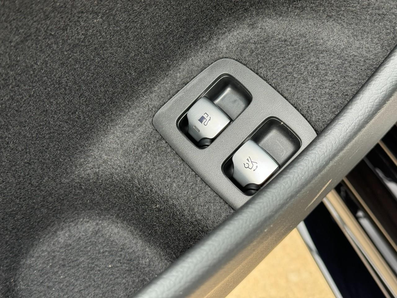 Mercedes-Benz E-Class Vehicle Full-screen Gallery Image 27