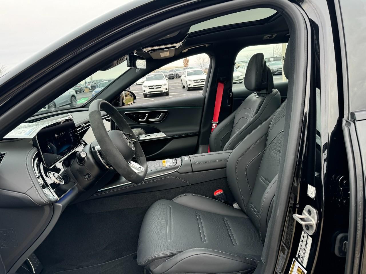 Mercedes-Benz E-Class Vehicle Full-screen Gallery Image 28