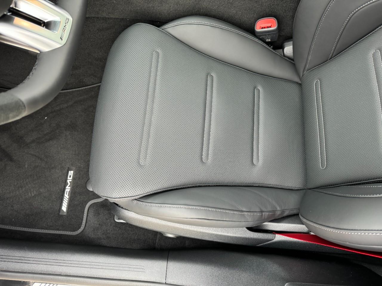 Mercedes-Benz E-Class Vehicle Full-screen Gallery Image 29