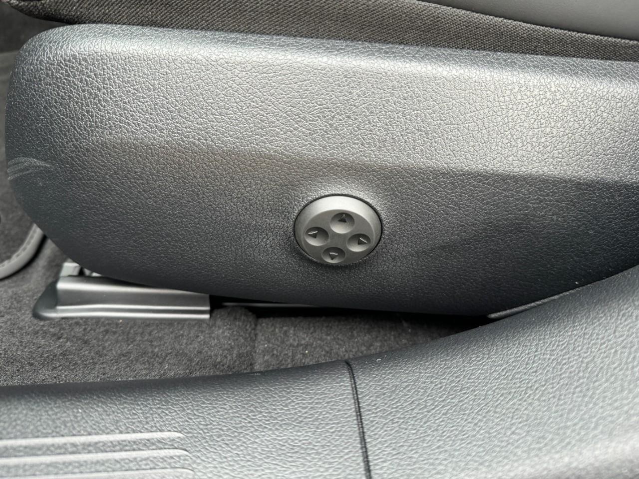 Mercedes-Benz E-Class Vehicle Full-screen Gallery Image 30