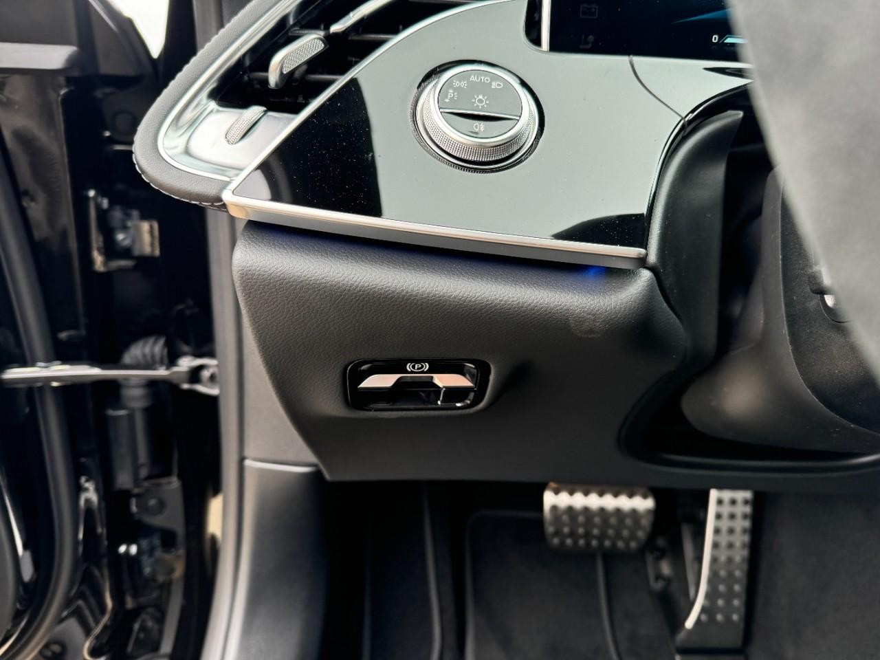 Mercedes-Benz E-Class Vehicle Full-screen Gallery Image 31