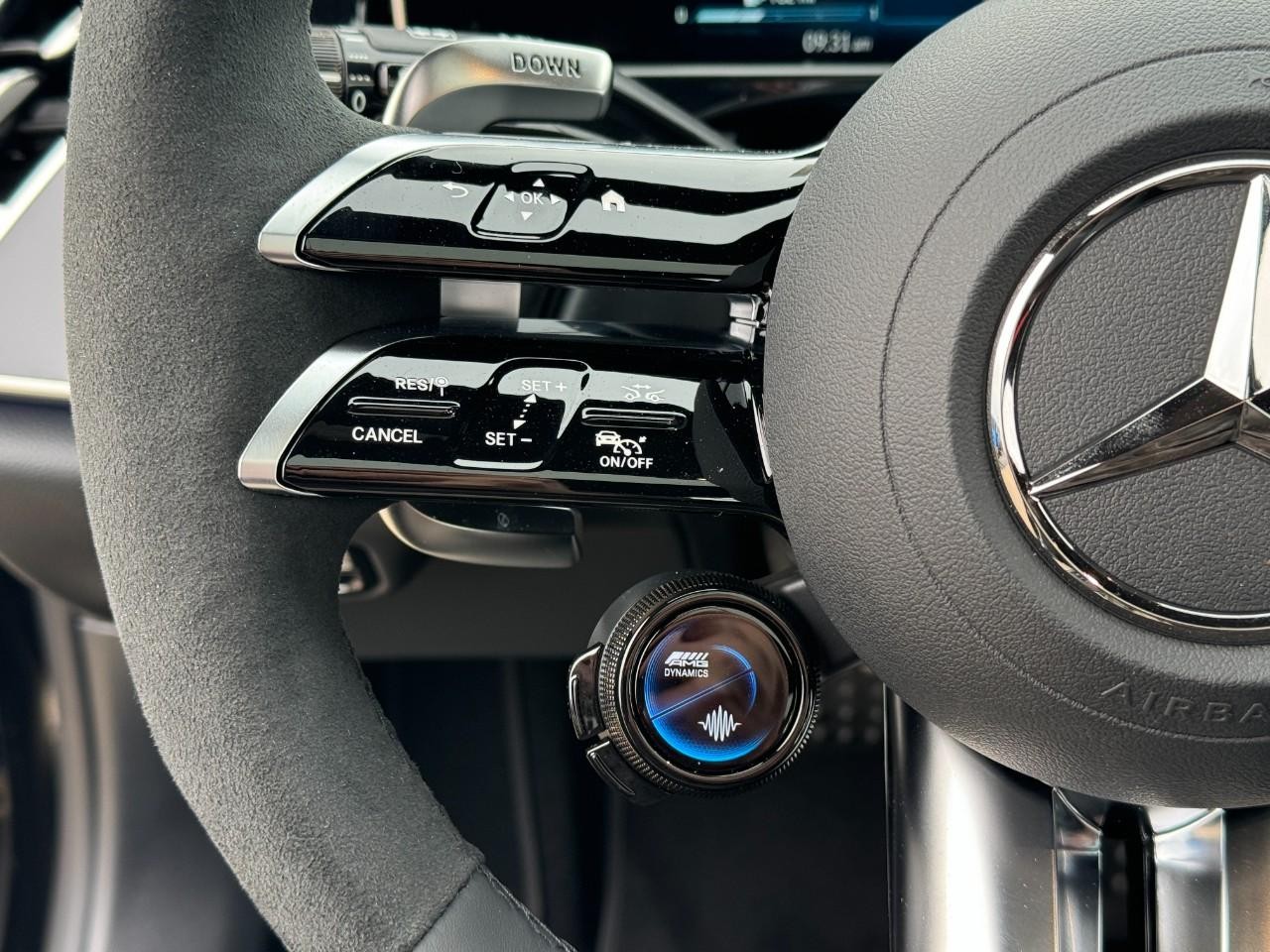 Mercedes-Benz E-Class Vehicle Full-screen Gallery Image 32