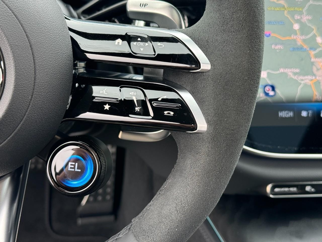 Mercedes-Benz E-Class Vehicle Full-screen Gallery Image 33