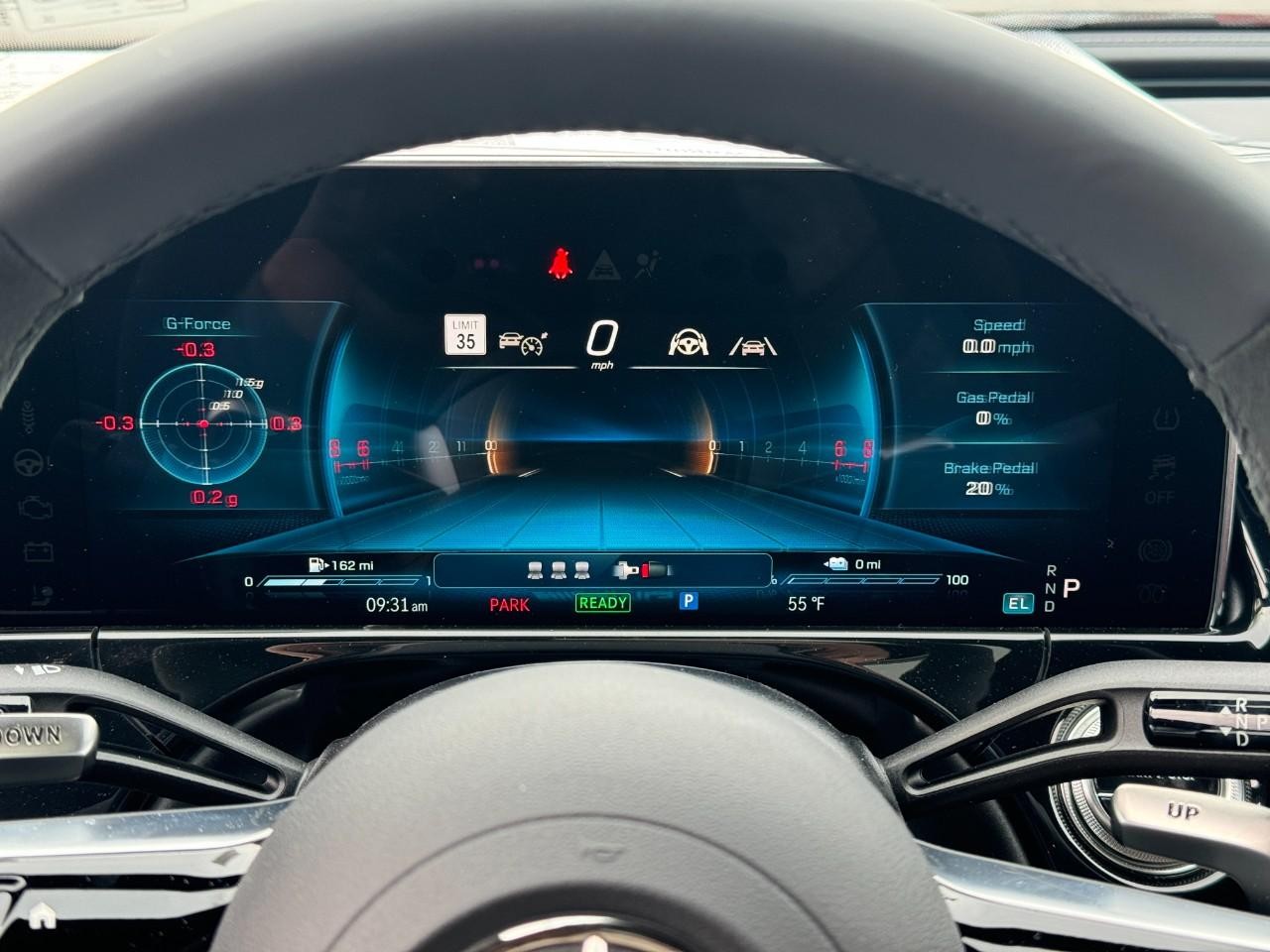 Mercedes-Benz E-Class Vehicle Full-screen Gallery Image 34