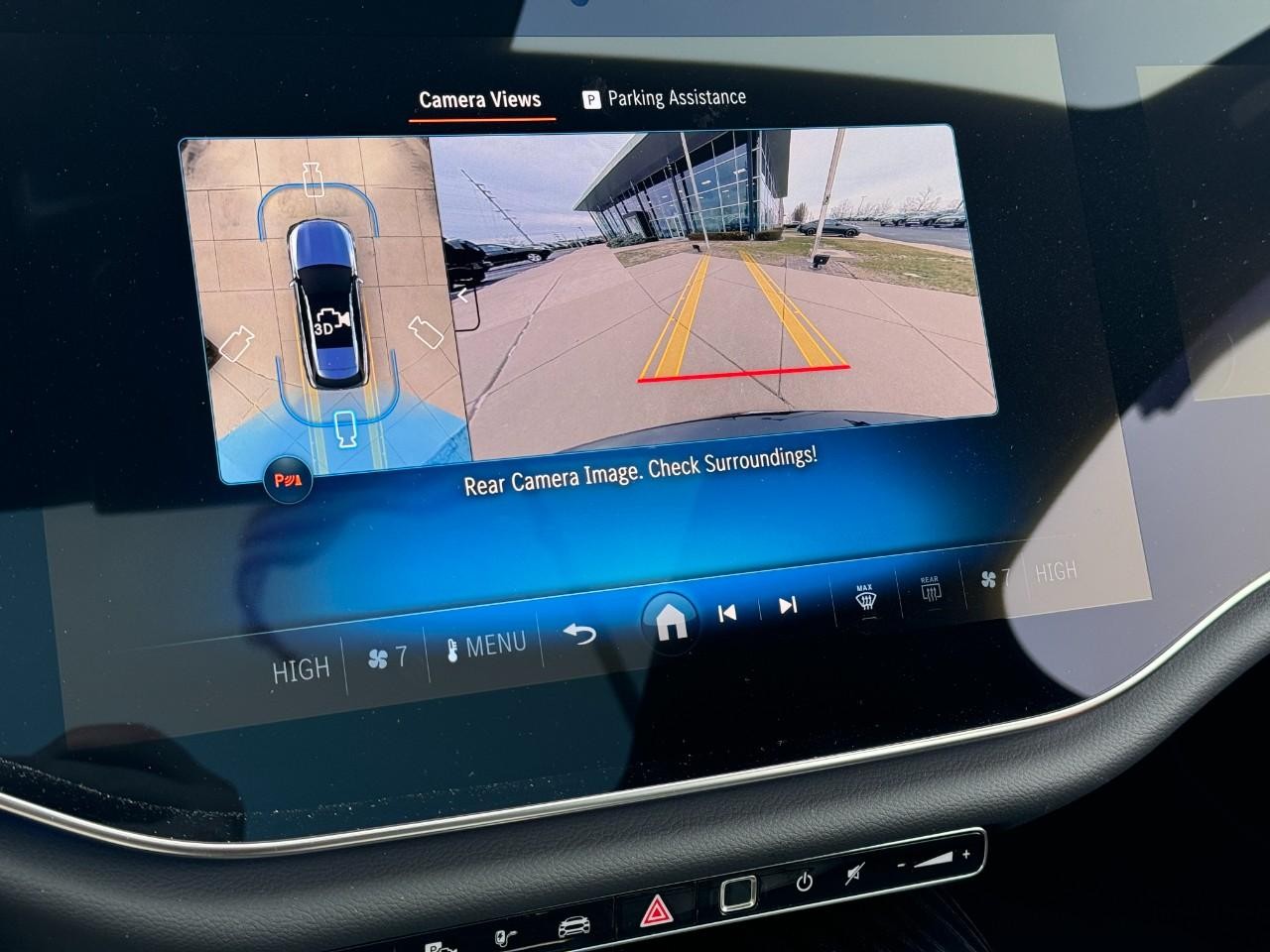 Mercedes-Benz E-Class Vehicle Full-screen Gallery Image 36