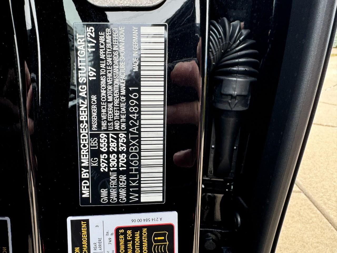 Mercedes-Benz E-Class Vehicle Full-screen Gallery Image 37